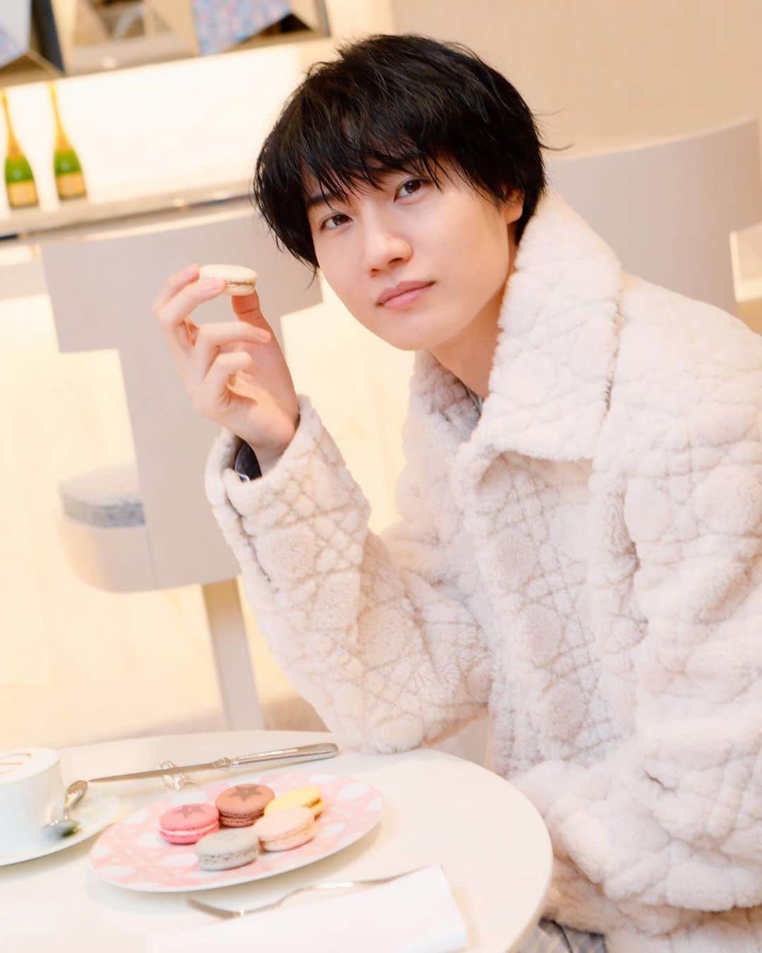 のインスタグラム：「DIOR HOUSEOFDIORGINZA  『ハウス オブ ディオール ギンザ』ブティックが本日 9月21日にリオープンします！ ブティックの内装は、個人の邸宅のように落ち着いた雰囲気で、店内のいろいろな場所にアート作品があるので、まずその空間だけでもとても楽しむことができました✨ そこに多くのDIORのアイテムや、限定商品などもあり、特に新作のファインジュエリーに心奪われてしまいました🌟 僕はとあるネックレスの購入を検討中🤔  そして個人的に熱いのは4Fに位置する『カフェ ディオール By ラデュレ』が同時にリオープンしています！ ここはカフェとマカロンの宇宙でした😔 常にカフェディオールに入り浸るか、住みたいレベルでこちらも大注目なので皆様も是非遊びに行ってみて下さいね✨  @DIOR #DIOR #HOUSEOFDIORGINZA」