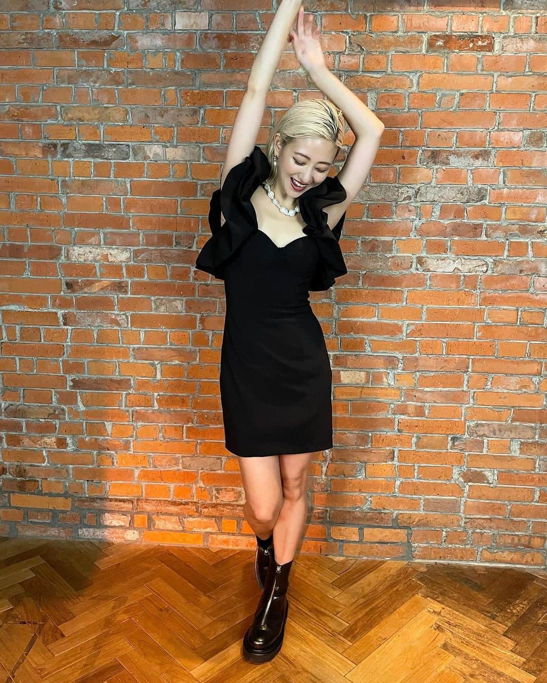 伊藤千晃のインスタグラム：「2部は雰囲気をガラリと変えて😉  ZARAってやっぱり形や素材、うまいなぁ👏 ⁡ dress @zara  accessory @stellarhollywood  shose @togaarchives   hair&make @nami5757  stylist @utsumisaoriii  ⁡ #153 #低身長コーデ　#zara  #タイトスカート  #153cmコーデ  #ミニスカート」