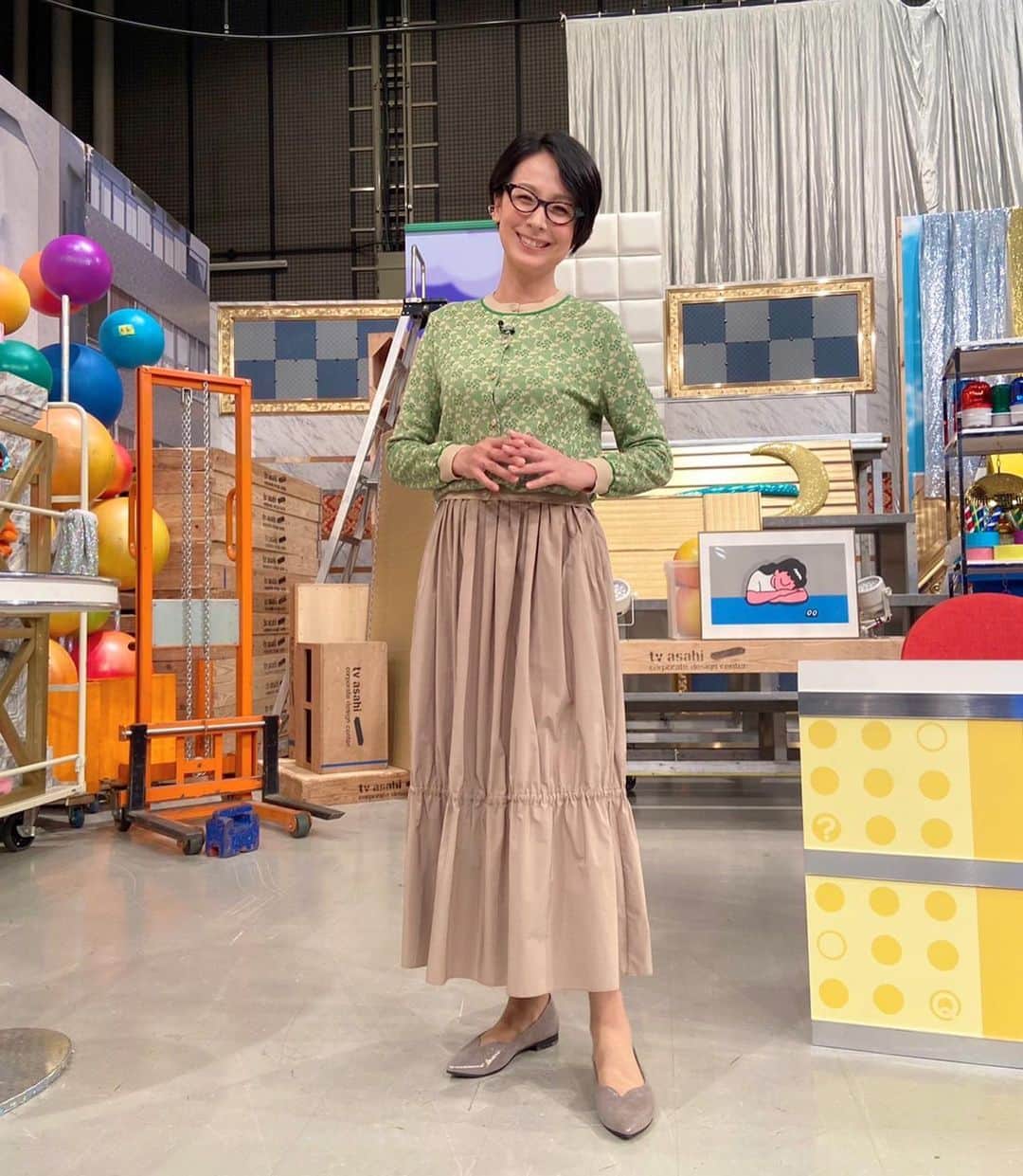 野村真季のインスタグラム：「9/20#有吉クイズ 着用衣装  カーディガン&スカート @lanvincollection  フラットパンプス @grandegrande_official  イヤーカフ&リング @stellarhollywood   深夜での放送はラストでした！ 秋からゴールデンにお引越し。どぶろっくさんがゴールデン進出をお祝いしてくれています〜😆 TVerで見られますので是非！  #テレビ朝日 #アナウンサー #アナウンサー衣装 #ootd #野村真季」