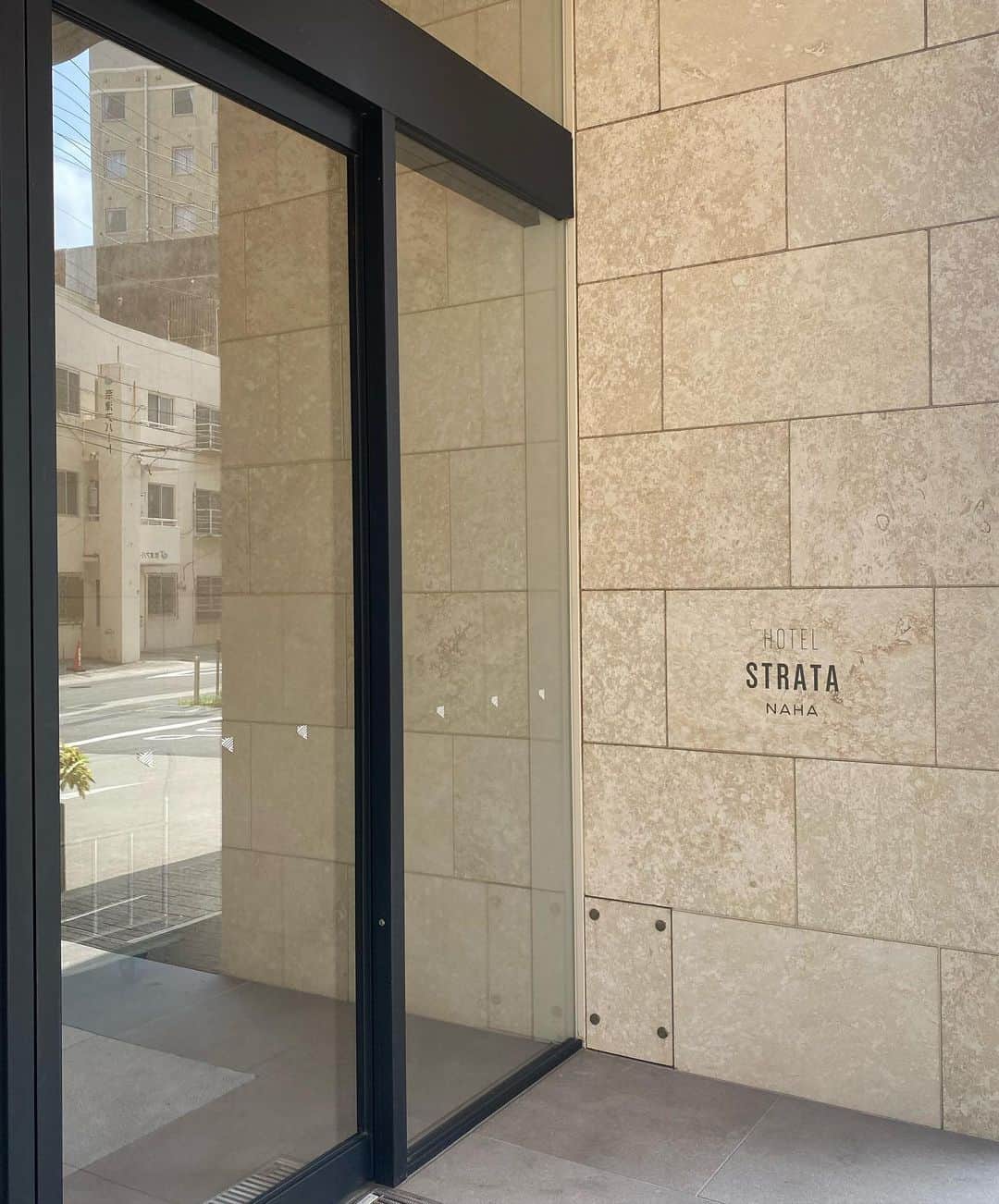 のインスタグラム：「. 📍HOTEL STRATA NAHA  緑いっぱいでお部屋はシンプルで 交通も便もびっくりする程良くて めちゃくちゃ綺麗なホテル🌊🌺🌴🐚」