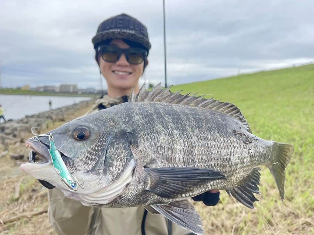 外山将平のインスタグラム：「台風後の湾奥河口。 クロダイが盛り上がってました🐟 下げ止まり前､トレイシー15をアップに投げて引き抵抗を少し感じるぐらいの巻き速度です！　　　　　　　　　　　　　 　　　　　　　　　　　　　　　　　　　　 #BlueBlue　 #アングラーズマイスター　　　　　　　　　　　　　　　　　 #トレイシー　　　　　　　　　　　　　　　 #TOKYO　　　　　　　　　　　　　　　　　　 #秋　　　　　　　　 　　　　　　　　　　　　　　　　　　　 　　　　　　　　　　　　　　　　　　　　　　　　　 　　　　　　　　　　　　　　　　　　　　　  ◆釣りにかかわらず､出たゴミは持ち帰りましょう！ 一人一人の意識で自然は守れます。 釣り場､自然を大切に😊　　　　　　　　　　　　　　　　  ◆キャスト時は必ず後方確認をして ルアーや針が歩行者､同行者に当たらないようにしましょう。　　　　 　　　　　　　　　　　　　　　　　　　　　　　　　　　　　　 ◆釣り際はライフジャケット着用をお願い致します。　　　　　　　 命を守りましょう！　　　　　　　　　　　　 　　　　　　　　　　　　　　　　　　  ◆アングラーズ↓🎣 将平(syohei) https://anglers.jp/users/530231 こちらもチェックお願い致します😊　　　　　　　  ◆Twitter↓ https://mobile.twitter.com/syohei_1108 こちらもフォロー宜しくお願い致します！🙇‍♂　　　　　 　　　　　　　　　　　　　　　　　　　　　　　　　 ◆YouTube⇩(始めました！チャンネル登録お願いします😊) https://youtube.com/channel/UC07x3DbJCNv_gAFvAjaWQMQ 　　　　　　　　　　　　　　　　　　　　 　　　　　　　　　　　　　　　　　　　　　　　 　　　　　 　　　　　　　　　　　　　　　　　　　　 　　　　　　　　　　　　　　　　　　　　　　　　　　　　 #今日の外山 #俳優 #外山将平 #fashion #釣り好きな人と繋がりたい #釣りスタグラム #シーバス #東京湾奥 #釣りの成長記録 #釣りで人生を豊かに  #fishing #lurefishing #lure #bass #catchandrelease #fish #fishinglife #bigfish #lunker #angling #instafish #saltlife #bassfishing #seabass #photography」