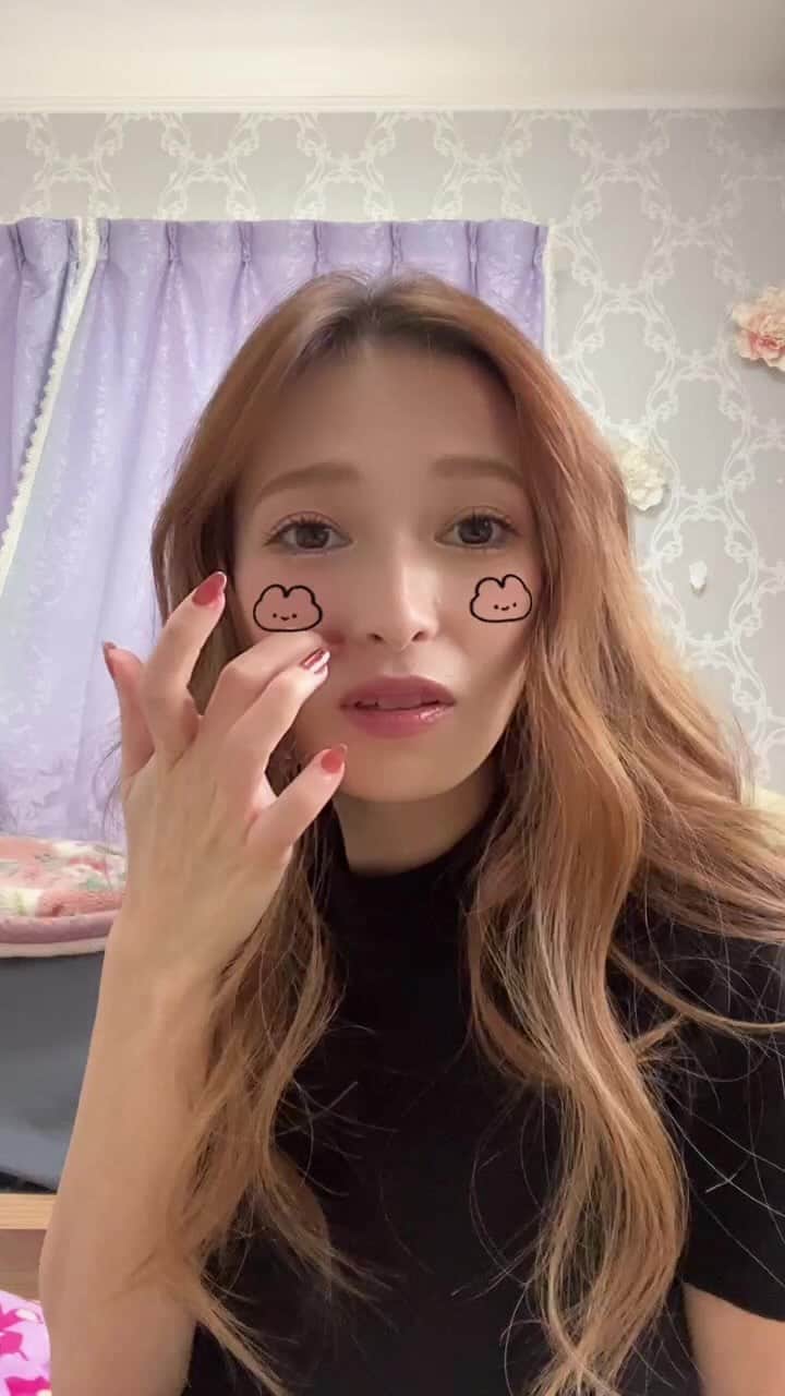 町田亜里香のインスタグラム：「あえてフィルターつきを カバーにしていく。 開いたらフィルターなしの どすっぴん妖怪あらわれます。  30歳メイク動画 果たして需要はあるのだろうか いやないだろう。 悪趣味の方はみていってね🫶うふ  よく聞かれる ダイエットやスキンケアは、 ストーリーにあげることが多いので そちらをチェックしてね❤︎ˊ˗  ダイエットはハイライトしてあります🐽  #アラサーメイク #メイク動画  #ナチュラルメイク #ママメイク」