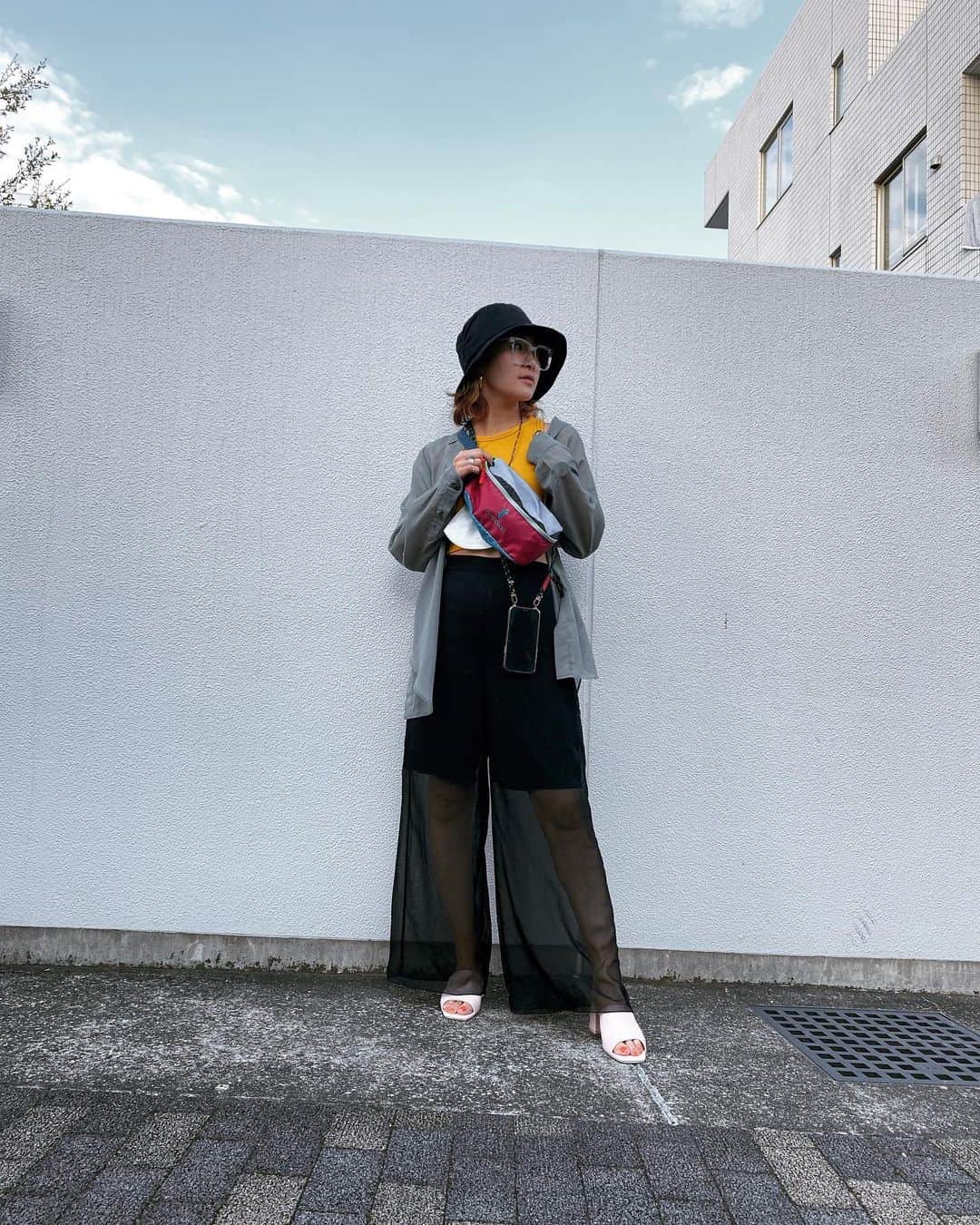 村上佳菜子のインスタグラム：「みんなに紹介したい物があるの！ . @cotopaxi_jp のバック達！！ 写真では、私が付けているバックなんだけど これがステキなの！！ . ①スポーツメーカーの残布を集めて 再利用して製品を作っていて ②フィリピンの貧しい地域に工場を建てて 人道支援を併せてしているブランドさん！ . アメリカ発で、第二のパタゴニアと 言われているの！！ . そして、もう一つ面白いのが、 フィリピンの工場で働いている女性たちが その日の気分によってカラーを決めて作って くれているから、形は同じなんだけど、 一つとして同じ色の組み合わせはないの！！ (たまたま同じになる事はあるかもね笑) だから、手元に届くまでどんな色の組み合わせが 来るのかわからないって言うのも、面白い🌈 . PRとかでなくて、本当に取り組みとか コンセプトが素晴らしいなって思って 知ってもらいたいと思ったんだ〜❤️ . ぜひみなさんも、是非見てみて！！！ . . . #cotopaxi @cotopaxi_jp #SDGs」