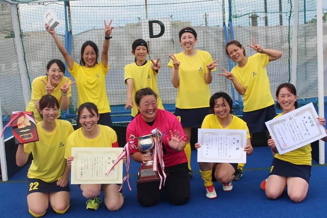 吉川由華さんのインスタグラム写真 - (吉川由華Instagram)「第20回全日本マスターズホッケー大会、女子35歳以上の部、「PEARL（パール）」の一員として出場しました🏆  マスターズ大会は初参戦。「元日本代表」「元日本リーガー」「インカレ 4連覇しました」から、「ホッケーが好きで大会に出ました」「高校3年生ぶりの公式戦です」「全国大会出たことないけどホッケー好き！」まで、そんなみなさんが同じ土俵でやる伝統ある大会！！  喋りたい事がありすぎて、長くなりそうなので。写真の笑顔で楽しかった事が伝わりますように☺️  全国から富山県小矢部市へ集まって下さったみなさま。ありがとうございました✨  「あの頃のコカ・コーラ」「何期生かわからんけど山梨学院」「まさかの石動高校」「あの頃のさくらジャパン🌸」、どんなチームでも出場可能です😍チーム編成考えて立ち上げてくれる人、待ってます😘…自分ではやらない派…  #小矢部市 #富山県小矢部市 #小矢部 #おやべ #全日本マスターズホッケー大会 #大会運営に感謝」9月21日 13時42分 - yuka1024matsunaga