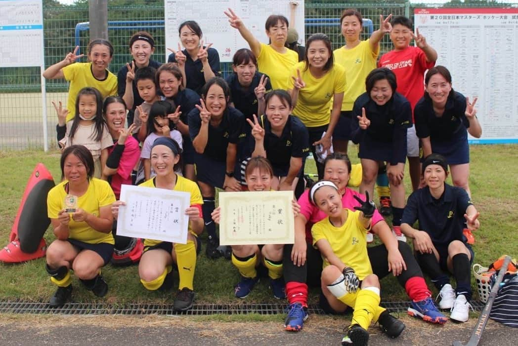 吉川由華さんのインスタグラム写真 - (吉川由華Instagram)「第20回全日本マスターズホッケー大会、女子35歳以上の部、「PEARL（パール）」の一員として出場しました🏆  マスターズ大会は初参戦。「元日本代表」「元日本リーガー」「インカレ 4連覇しました」から、「ホッケーが好きで大会に出ました」「高校3年生ぶりの公式戦です」「全国大会出たことないけどホッケー好き！」まで、そんなみなさんが同じ土俵でやる伝統ある大会！！  喋りたい事がありすぎて、長くなりそうなので。写真の笑顔で楽しかった事が伝わりますように☺️  全国から富山県小矢部市へ集まって下さったみなさま。ありがとうございました✨  「あの頃のコカ・コーラ」「何期生かわからんけど山梨学院」「まさかの石動高校」「あの頃のさくらジャパン🌸」、どんなチームでも出場可能です😍チーム編成考えて立ち上げてくれる人、待ってます😘…自分ではやらない派…  #小矢部市 #富山県小矢部市 #小矢部 #おやべ #全日本マスターズホッケー大会 #大会運営に感謝」9月21日 13時42分 - yuka1024matsunaga