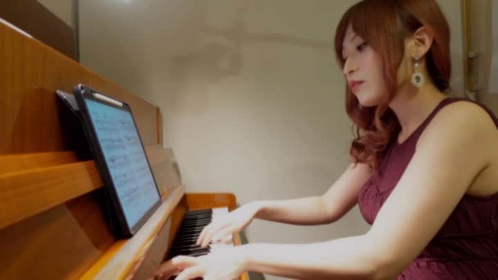 のインスタグラム：「Chopin Nocturne op.9-2  今回はリクエストにお応えして… ショパンのノクターン2番💐  https://youtu.be/Sygz_dtFT1g Link in bio🖤  この曲のリクエストは、いろんなピアニストの演奏の中で私の演奏が一番好き！と最高の褒め言葉をくれた女の子から。 生まれつき難聴の疾患があって、いつか音のない世界に行ってしまう。完全に聴こえなくなってしまう前に、私の弾くノクターンと雨だれが聴きたい！とリクエストしてくれました。  #Chopin #nocturne #piano #pianovideo #pianoplayer #pianogirl #pianocover #instapiano #ピアノ #classicalmusic」