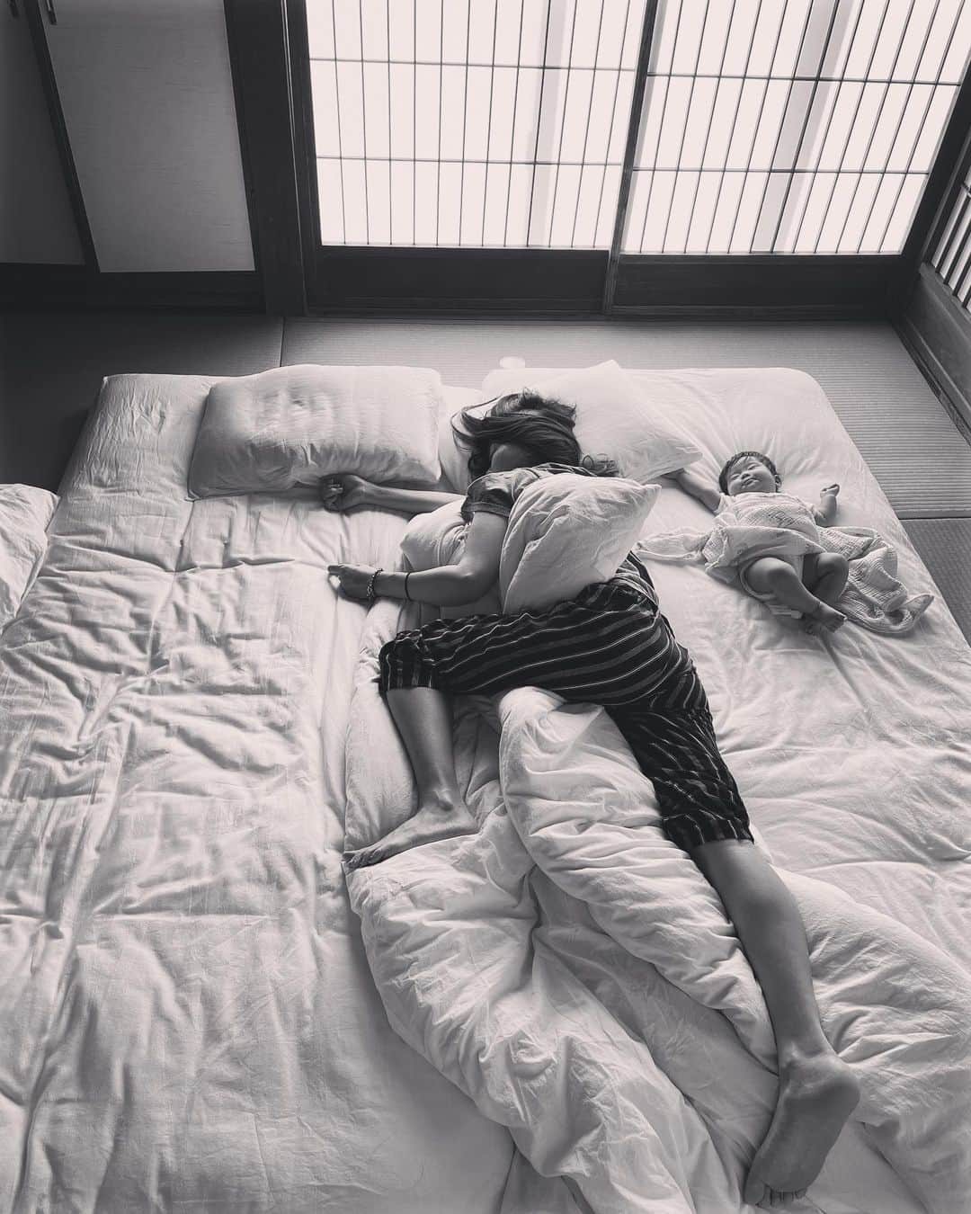 石橋穂乃香のインスタグラム：「夏が終わり、 九月から女優業を復帰させていただき 日々お稽古に取り組んでおります🔥  舞台「クランク・イン！」10月に東京、11月に静岡、大阪、名古屋と参りますので是非観に来てくださいね！  写真は夏に五島列島の菜をさん @gotonawo に宿泊した時のものですが、最近も毎日こんな感じでバタンキューしております。お芝居と育児の疲労感、最高！」