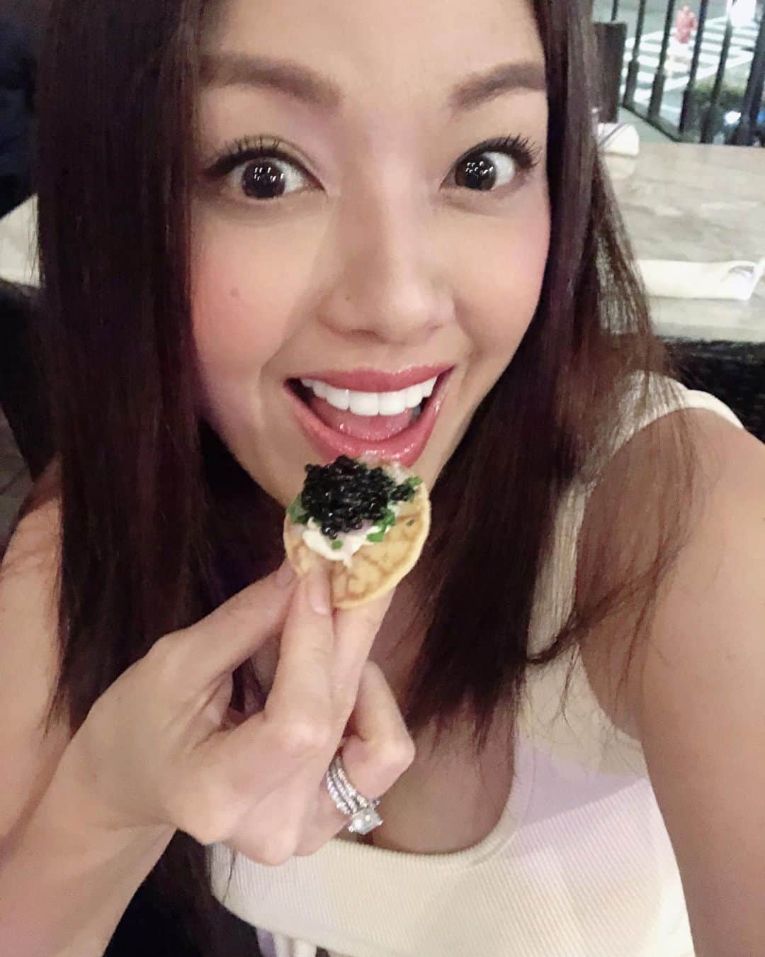 伊藤由奈さんのインスタグラム写真 - (伊藤由奈Instagram)「Birthday pics 2022!🥳🎉Thank you, hubby, dinner was great!😘❤️そして今年も皆様から沢山のメッセージ、どうもありがとうございます！！🥹💗感動的なメッセージも沢山いただき、読みながらhappyな涙が...🥹🥹🥹thank you for remembering my music…🥰🙏またいつか、new musicを出したいと思っています！お楽しみに、もうちょっとお待ち下さいませっ！！🤗🎶本当に本当にありがとう...😘💕💕💕#blessed #birthdaygirl #flowers #hubby #love #music #forever #thankyou」9月21日 14時35分 - _yunaito