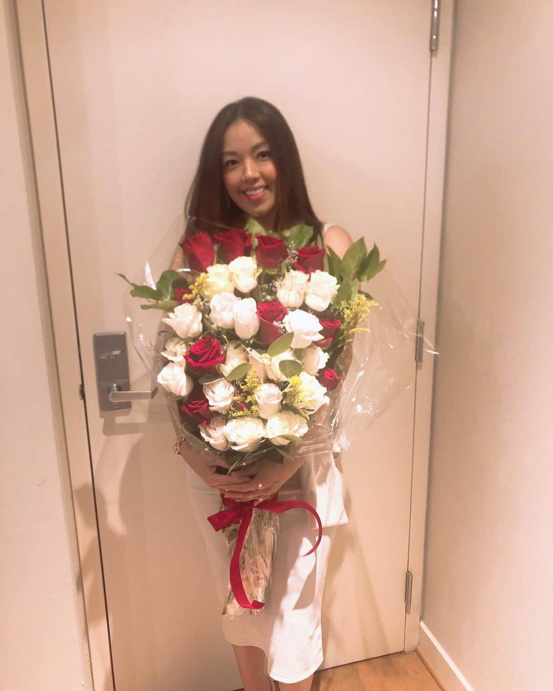 伊藤由奈のインスタグラム：「Birthday pics 2022!🥳🎉Thank you, hubby, dinner was great!😘❤️そして今年も皆様から沢山のメッセージ、どうもありがとうございます！！🥹💗感動的なメッセージも沢山いただき、読みながらhappyな涙が...🥹🥹🥹thank you for remembering my music…🥰🙏またいつか、new musicを出したいと思っています！お楽しみに、もうちょっとお待ち下さいませっ！！🤗🎶本当に本当にありがとう...😘💕💕💕#blessed #birthdaygirl #flowers #hubby #love #music #forever #thankyou」