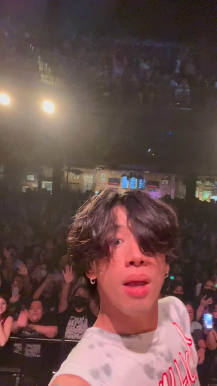 Taka のインスタグラム：「Thank you Houston!!!!!! Love you guys you killed it tonight 🤘🏼 @oneokrockofficial #luxurydiseasetournorthamerica2022」
