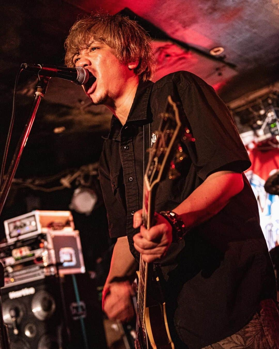 チフネシンゴのインスタグラム：「.  きっと"Won't let you down"をかき鳴らしてる時だな  #hotsquall #ホスコ #guitar #rock #punk #live #livehouse  photo by マナティ」