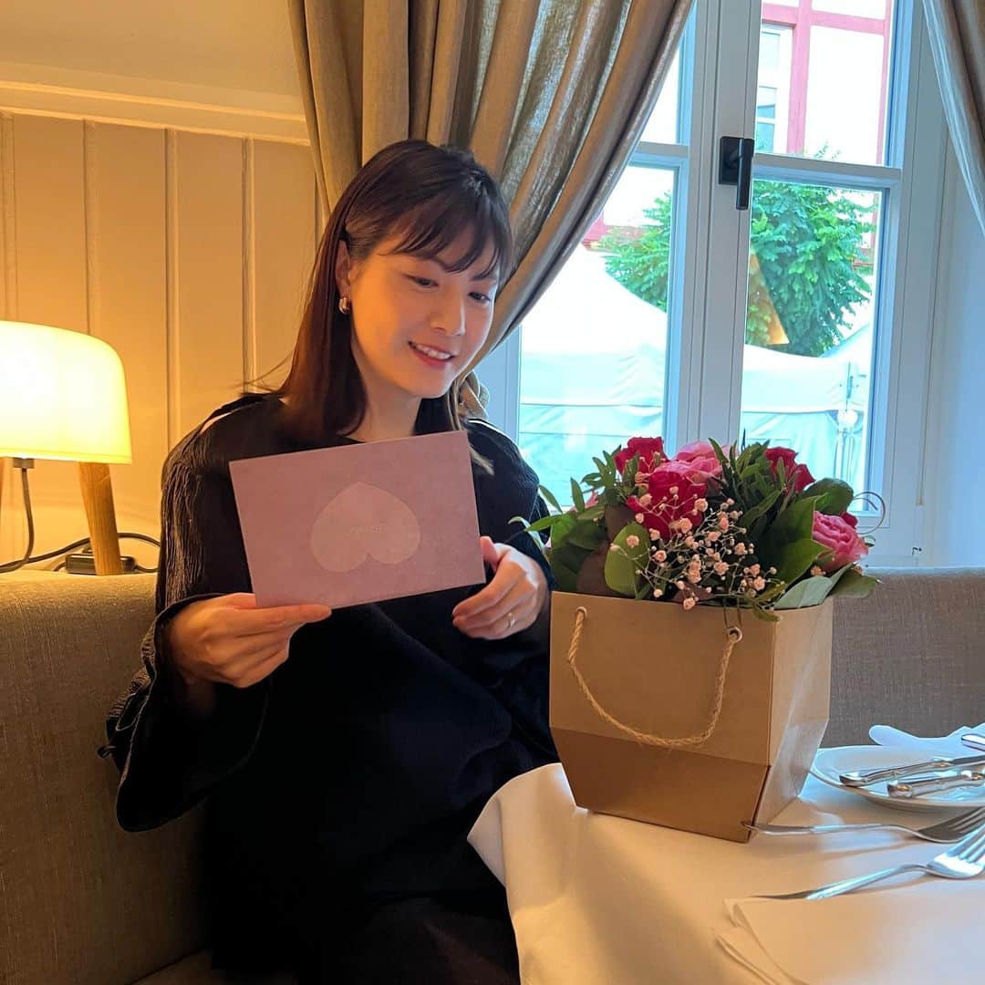 佐藤ありさのインスタグラム：「昨日、また歳をひとつ重ね34歳になりました。 家族で笑って過ごせることに感謝✨ 忙しなく過ぎていく毎日ですが、改めて日々の幸せに感謝です☺️」
