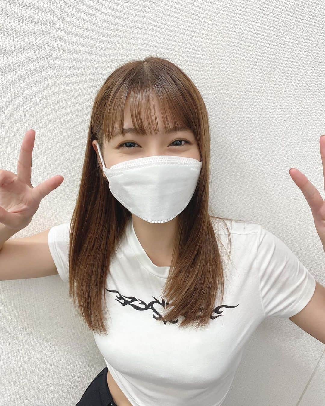 のインスタグラム：「髪の毛がさらさら~ 色も明るめにしたよん🐣 . . . #前髪ぱっつん #伸ばすって言ってたのにすぐ切った」