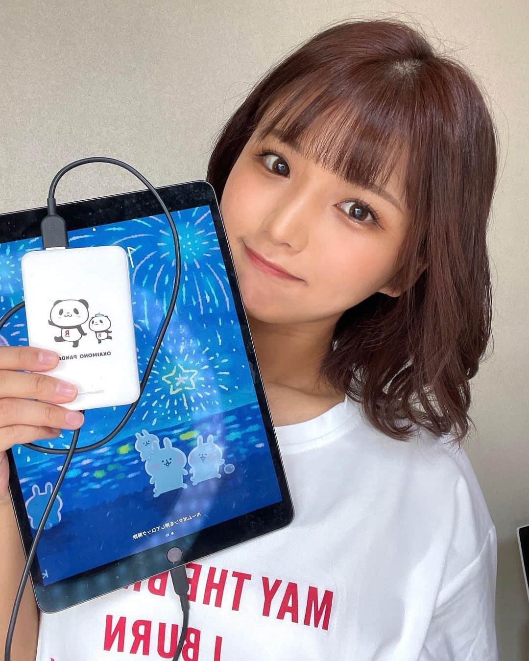 山本ゆうかのインスタグラム：「お買い物パンダちゃんきゃわ🐼 これ小さいし軽いのにフルで充電できるからめちゃくちゃ優秀🐼可愛いし🐼✨  そして、先月から楽天モバイルにしてみたけど 特に問題なく使えてて嬉しい⸜( ॑꒳ ॑ )⸝ 電波があんまり〜という噂を小耳に挟んでたからちょっと不安だったけど🙄笑 うちは田舎だけど全然大丈夫ᕙ( ˙-˙ )ᕗ✨！！  そして肝心の私の携帯料金は、1番安い980円で済んでます(税込1,078円) 撮影の時しか外に出ないので、自宅でWi-Fiに繋いで使用することが多かったからこの安さで抑えられたぜ〜🦸🏻‍♀️👊🏻  仕事用に欲しいなとか、子供用にもう一台欲しいなとかいう方にほんまにおすすめです🐩💠 ※通信速度制限する場合あり。エリア外最大1Mbps。通話料等別  5,000円前後かかってたものがこれだけで済んだら 余ったお金でチョコレートたくさん買えるわよ…🍫 皆も節約して余った分を趣味に当てよう〜╭( ･ㅂ･)و ̑̑！  #pr #楽天モバイル」