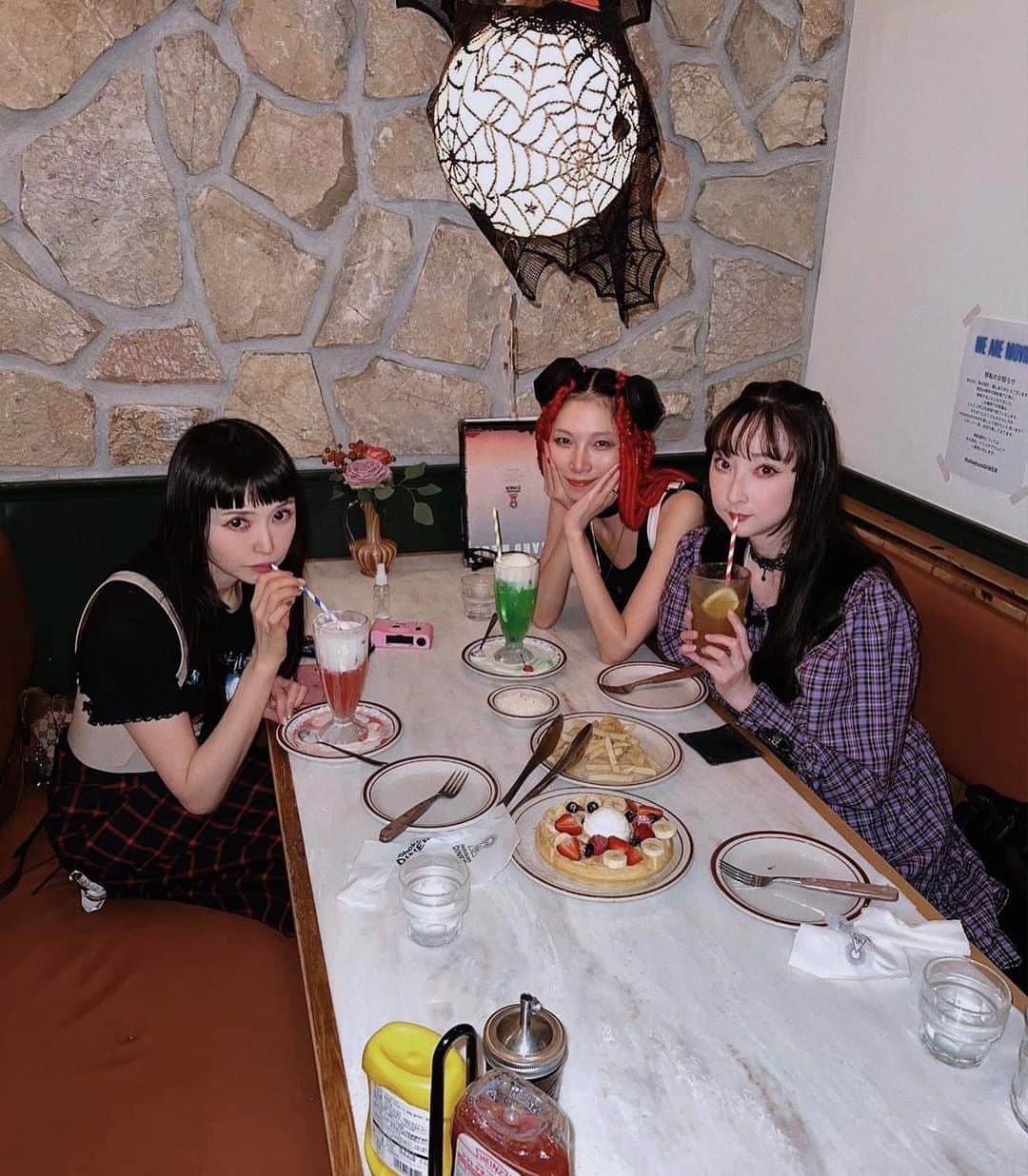 TORICOのインスタグラム：「りんりん　@rinrindoll とすーちゃん　@si_oux と🖤  めちゃくちゃ楽しかった。今度は何処行こう。  りんりんが私とすーちゃんイメージでアクセサリー作ってくれた🎀  ありがとうりんりん🎀  早速つけた。  嬉しい。  #無加工 #無加工写真 #無加工グラム」