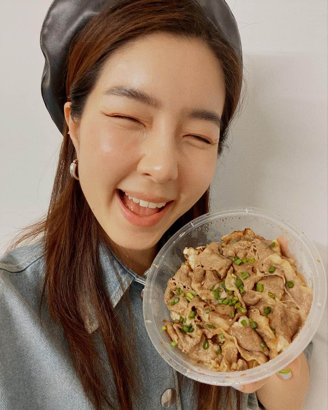 GYEON SEOのインスタグラム：「_* อาตุ๋ยส่งข้าวมาเยอะมาก ไก่หมูเนื้ออร่อยทุกอย่าง ขอบคุณมากนะคะอาตุ๋ย คิดถึงเสมอนะคะ ☺️ @rtuitui  . . @ayaama.bistro」