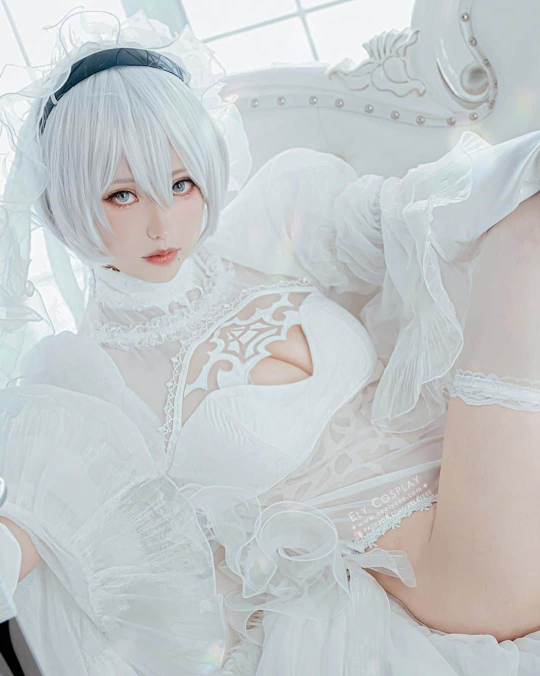 Elyのインスタグラム：「Classic white bride🤍 In this month, you can have both Black & White bride 2B💗 Full  set(18p) in this month set B 💌   ✧～✧～✧ 今月のB-セット写真は2Bの白花嫁です🤍  ✧～✧～✧ 經典白花嫁🤍 在這個月可以全~都~要!同時擁有黑與白花嫁2B~💗  完整寫真組(18p)收錄在本月B組💌  #ely #elycosplay #cosplay #2B #nierautomata #nierautomata2b #nierautomatacosplay」