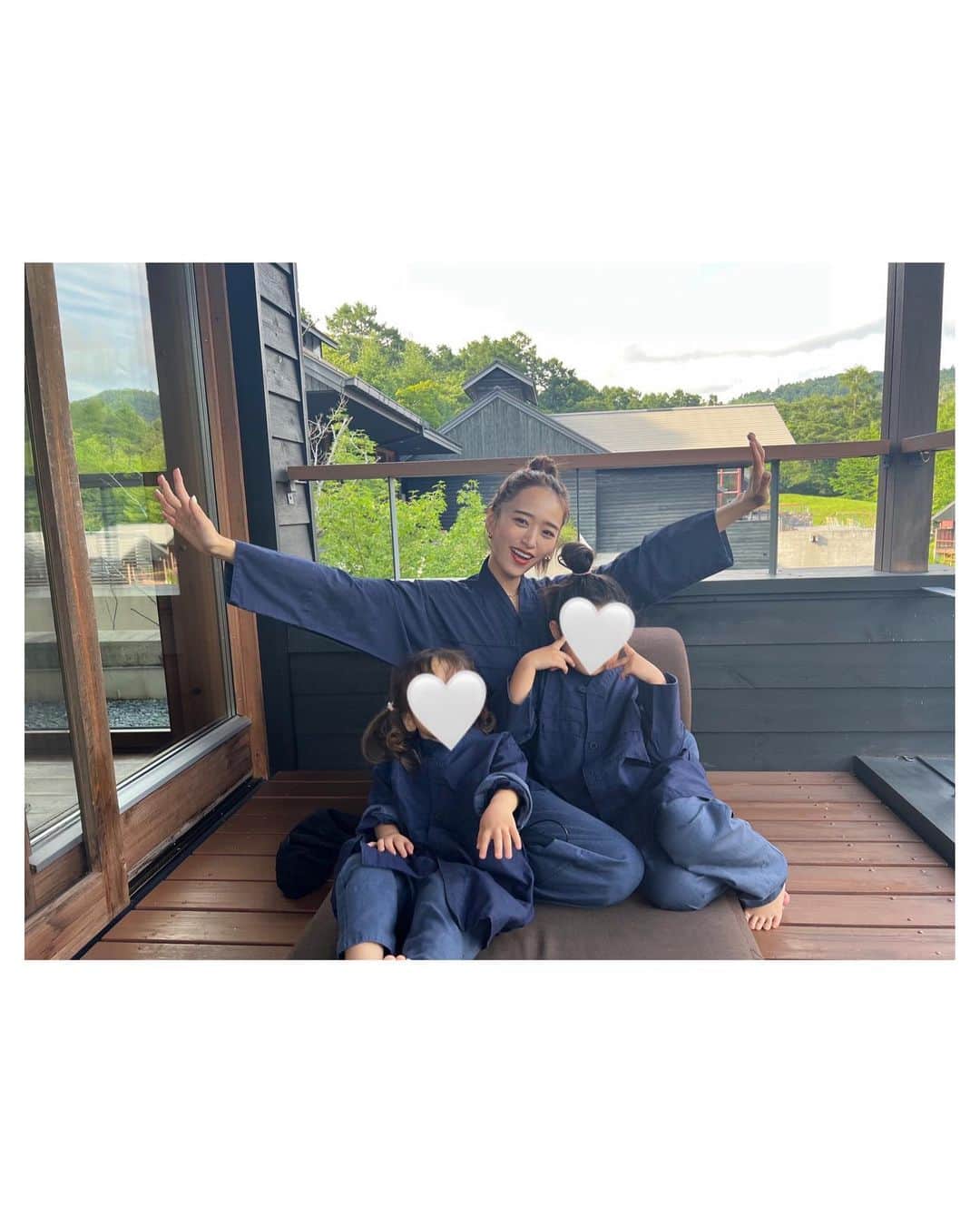 近藤千尋のインスタグラム：「とても時差投稿ですが。。笑🫠 ひっさびさのYouTube更新されました💖  家族で旅をするたびに 更新されるYouTube😂 まったり更新していきますので チャンネル登録よろしくお願いします💗  もう何度もお世話になっている、 星のやさんに行ってきました🥹！ @hoshinoya.official   軽井沢は２回目だったんですが ご飯も美味しくてお風呂も最高で 子供たちが何より大はしゃぎ🥺  星のやさんは子供達にも優しすぎる施設で 今回もいろんな体験をさせて頂きました💕  これから旅の計画をされてる方々も 是非参考にしてみてくださいね✨😍 冬の軽井沢も最高ですよ☃️✨  寝起きの十愛美羽の髪の爆発具合が愛おしい💥💕笑」