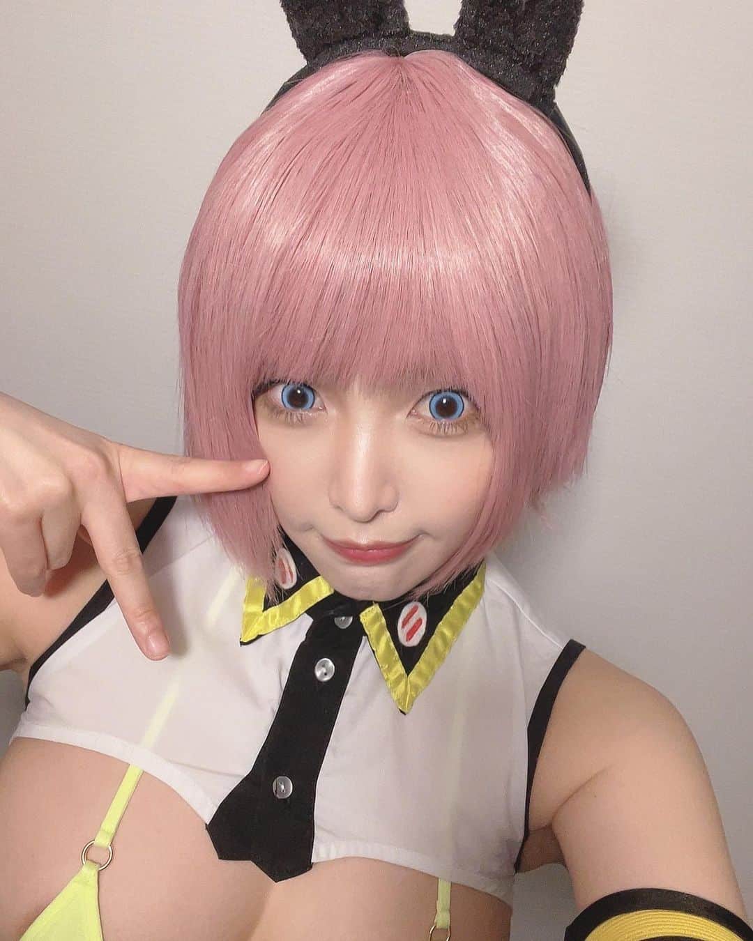 新村あかりのインスタグラム：「コスプレ♡ 何のキャラか分かるかなー？  #コスプレ #逆バニー」