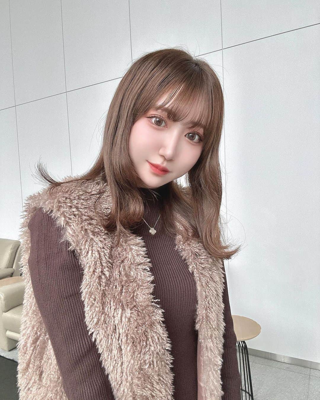 のインスタグラム：「🧸🕰 ⁡ 今季トレンドのファーベスト。 ⁡ ミニワンピに合わせて the 女の子らしくしてみました💞💞 ⁡ バッグもお気に入りです💞 形が可愛いのに中身も沢山入ります👜 ⁡ とりあえずファーベスト羽織るだけで 暖かいしトレンドに乗れるので かなりおすすめアイテムです🤧 ⁡ ベストはSHOPLISTにて タイムセール中です✨ ⁡ vest @wego_official @wego_webstore op @grl_official  bag @acka_official  ⁡ ⁡ ⁡ ⁡ ⁡ #WEGO #ウィゴー #ボリュームファーベスト #韓国ファッション #fuwa2 #fuwa2ベスト #acka #バッグ #プチプラ #プチプラコーデ #GRL #ミニワンピ #ミニワンピース #グレイル」