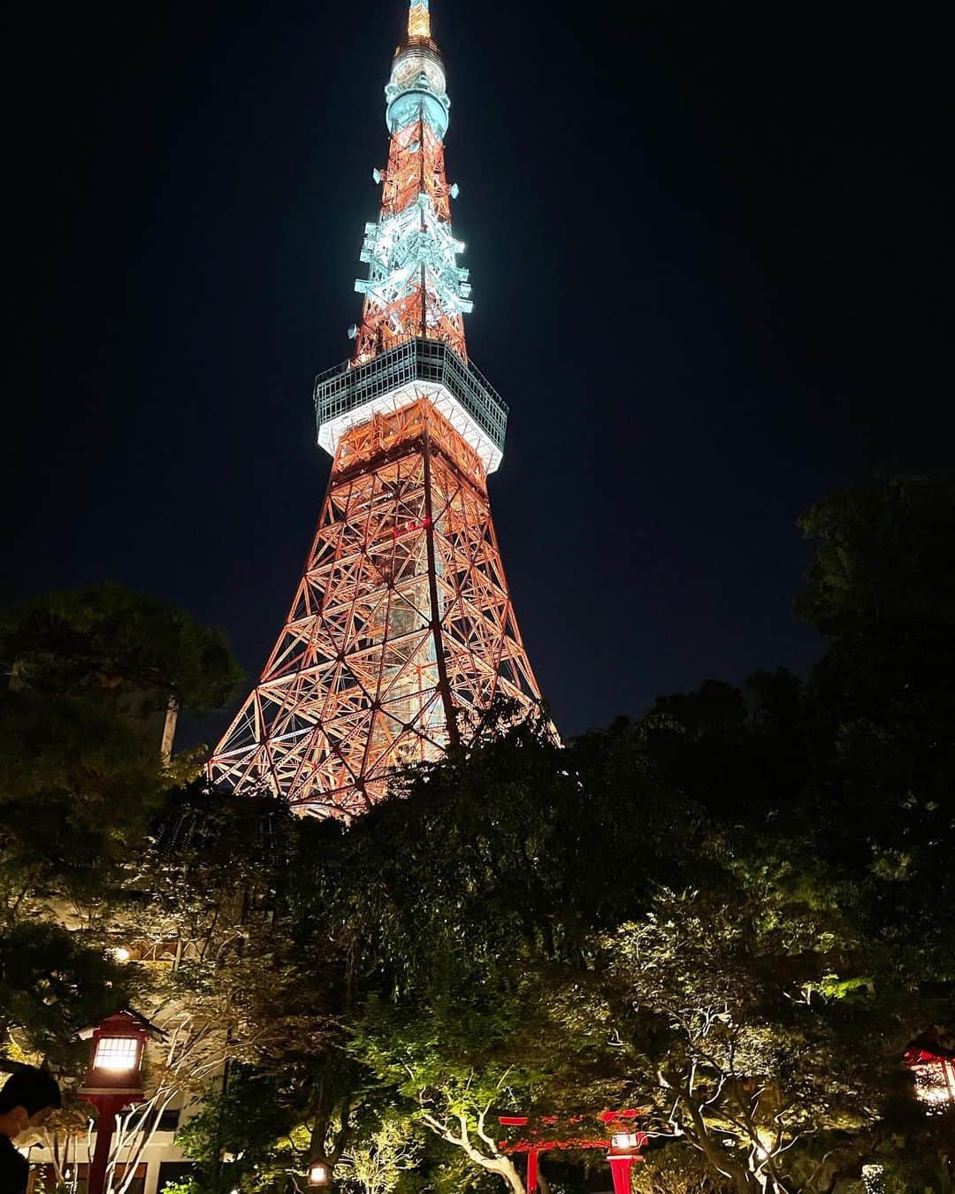 山口もえのインスタグラム：「・  タイムスリップした気分になれる場所 東京タワーも日本庭園も 美し過ぎてため息が出る…♡♡  #東京タワー #日本#japan #日本庭園 #とうふ屋うかい #タイムスリップ  #東京タワー好きにはたまりません #むふっ」