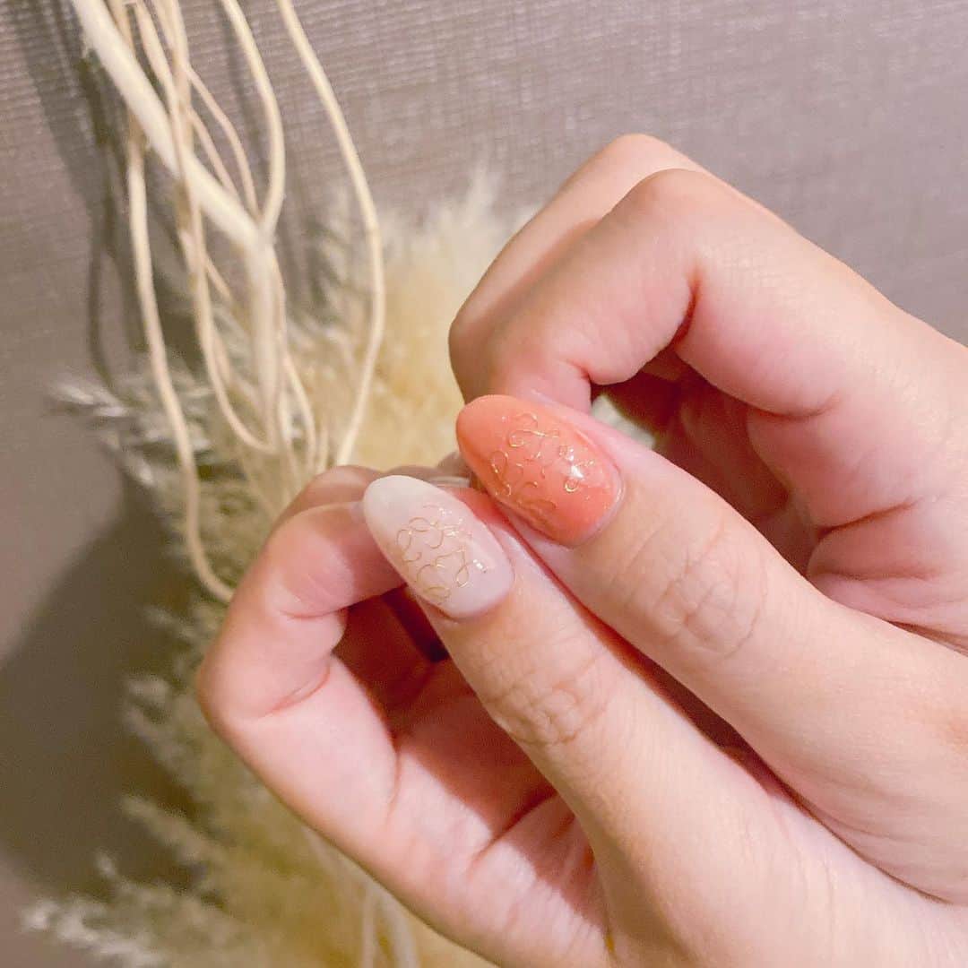 原紀舟のインスタグラム：「#セルフネイル   ロエベネイル🫶  せっせこワイヤーで ロゴ作りました🫰笑  息抜きに最高😇💗  #ロエベネイル #秋ネイル #セリアネイル #100均ネイル #キャンドゥネイル #ダイソーネイル」