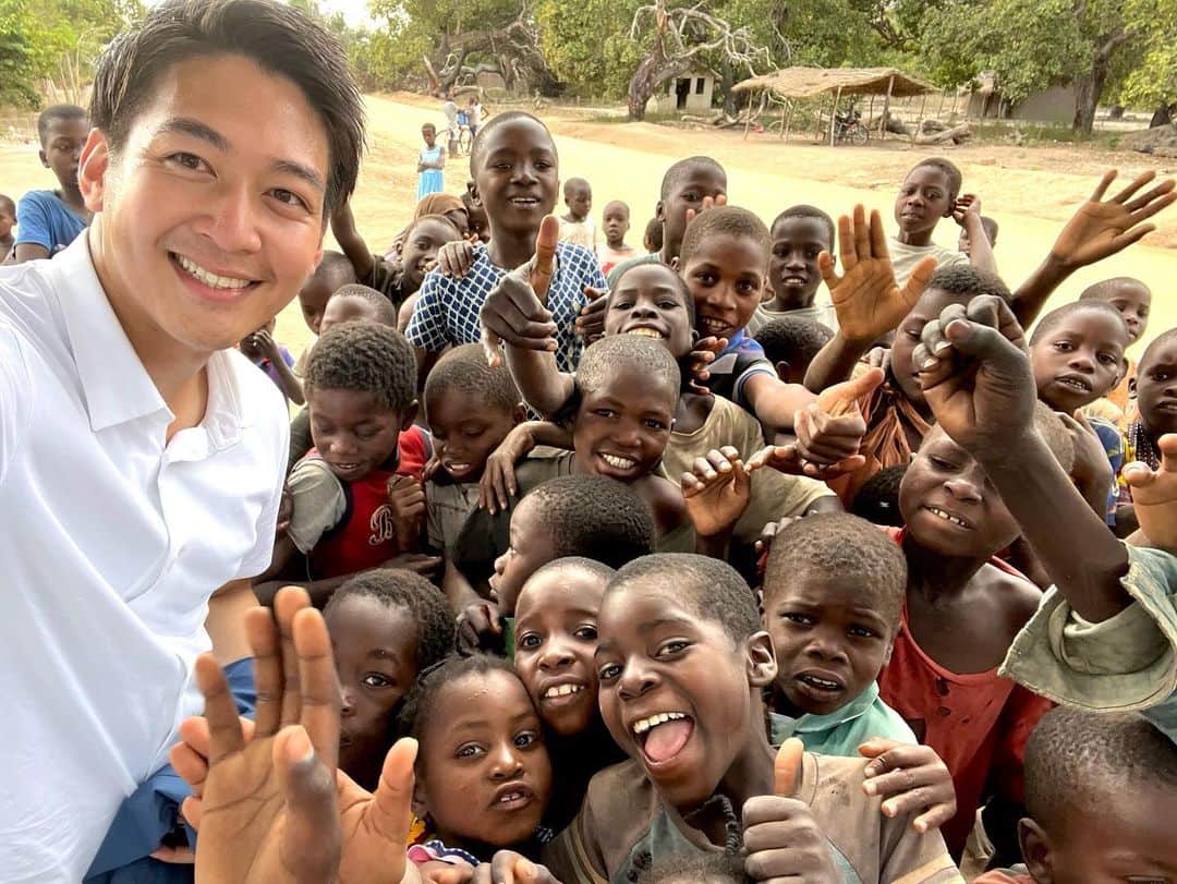 堀池亮介のインスタグラム：「日本から来た私たちを笑顔で迎え入れてくれたモザンビークの子供たち。 その笑顔を守るために何ができるのか。 これからも考え続け、行動していければと思います。  #FNSチャリティキャンペーン #Mozambique #フジテレビ #めざまし8」