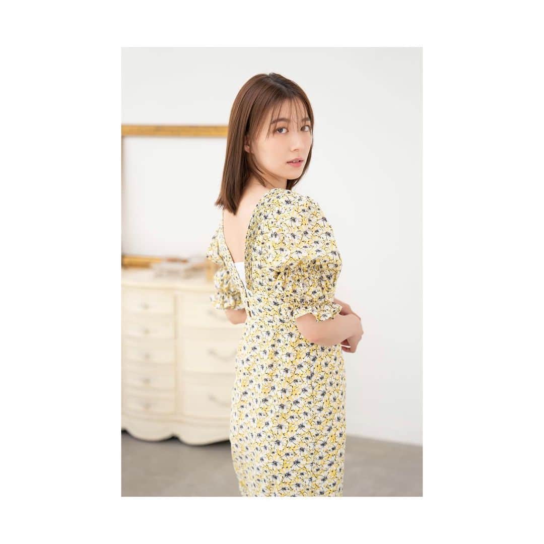 のインスタグラム：「♪  2023年カレンダー☀️  こんな感じの 花柄ワンピも着てみました☺️」