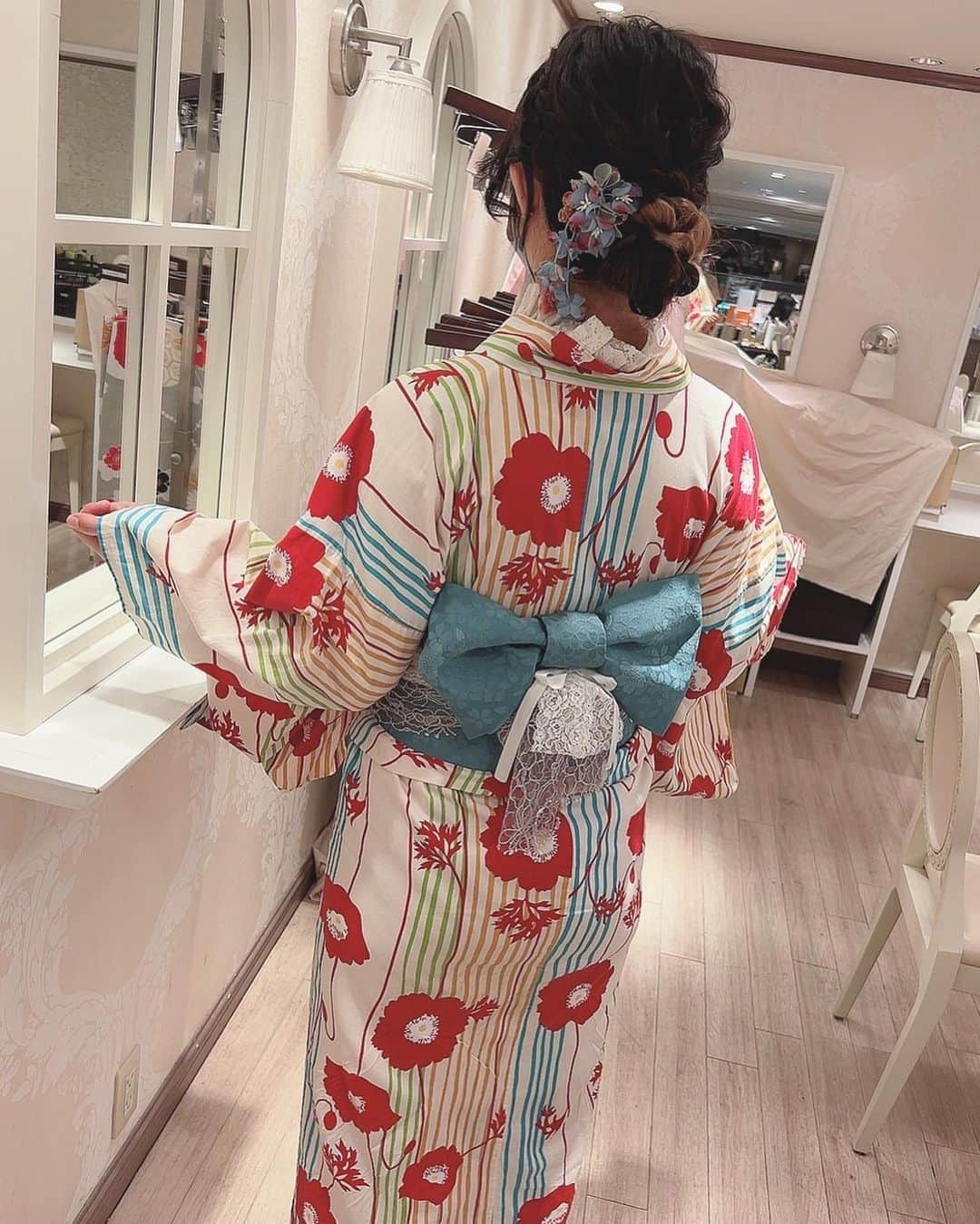 ちぃさんのインスタグラム写真 - (ちぃInstagram)「今年2回目の浴衣👘 今回はレトロ系にした✨ 前回とどっちが良きかな？ 前回浴衣着た時は、ヘアメイクも着付けも自分でして納得いってなかったから今回は全部やってもらった☺️ いつもありがとう😊 また来年も着れるといいな💭   #浴衣  #ゆかた女子  #浴衣ヘアアレンジ  #レトロ  #今年の夏の思い出  #夏祭り  #花火  #線香花火 #夏終わったね」9月21日 21時21分 - skyteam_chii