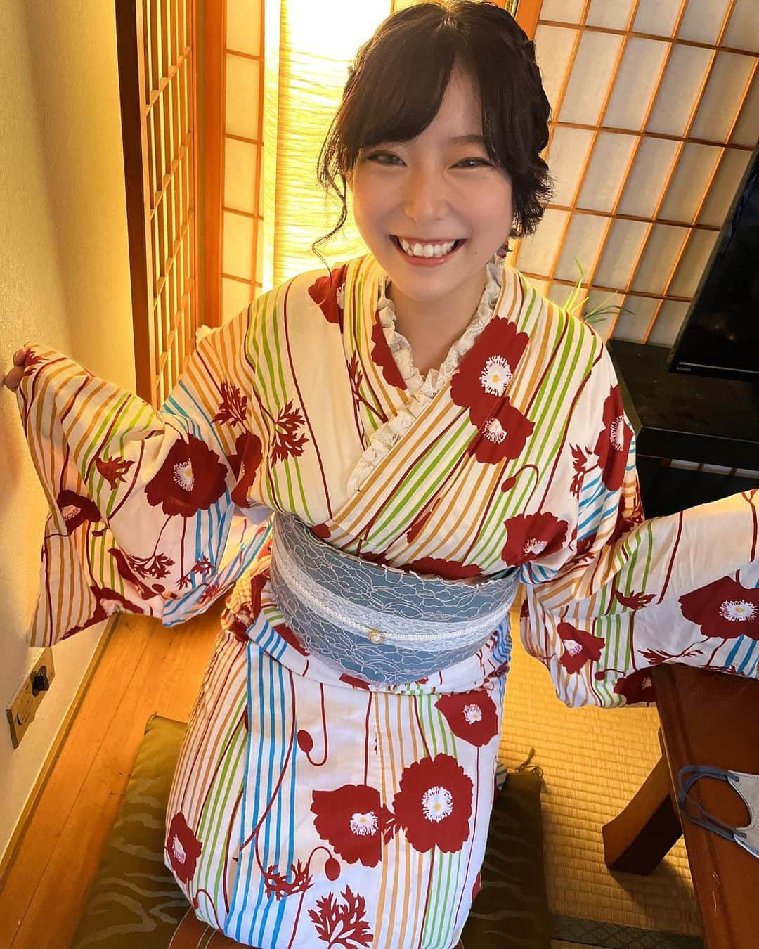 ちぃさんのインスタグラム写真 - (ちぃInstagram)「今年2回目の浴衣👘 今回はレトロ系にした✨ 前回とどっちが良きかな？ 前回浴衣着た時は、ヘアメイクも着付けも自分でして納得いってなかったから今回は全部やってもらった☺️ いつもありがとう😊 また来年も着れるといいな💭   #浴衣  #ゆかた女子  #浴衣ヘアアレンジ  #レトロ  #今年の夏の思い出  #夏祭り  #花火  #線香花火 #夏終わったね」9月21日 21時21分 - skyteam_chii