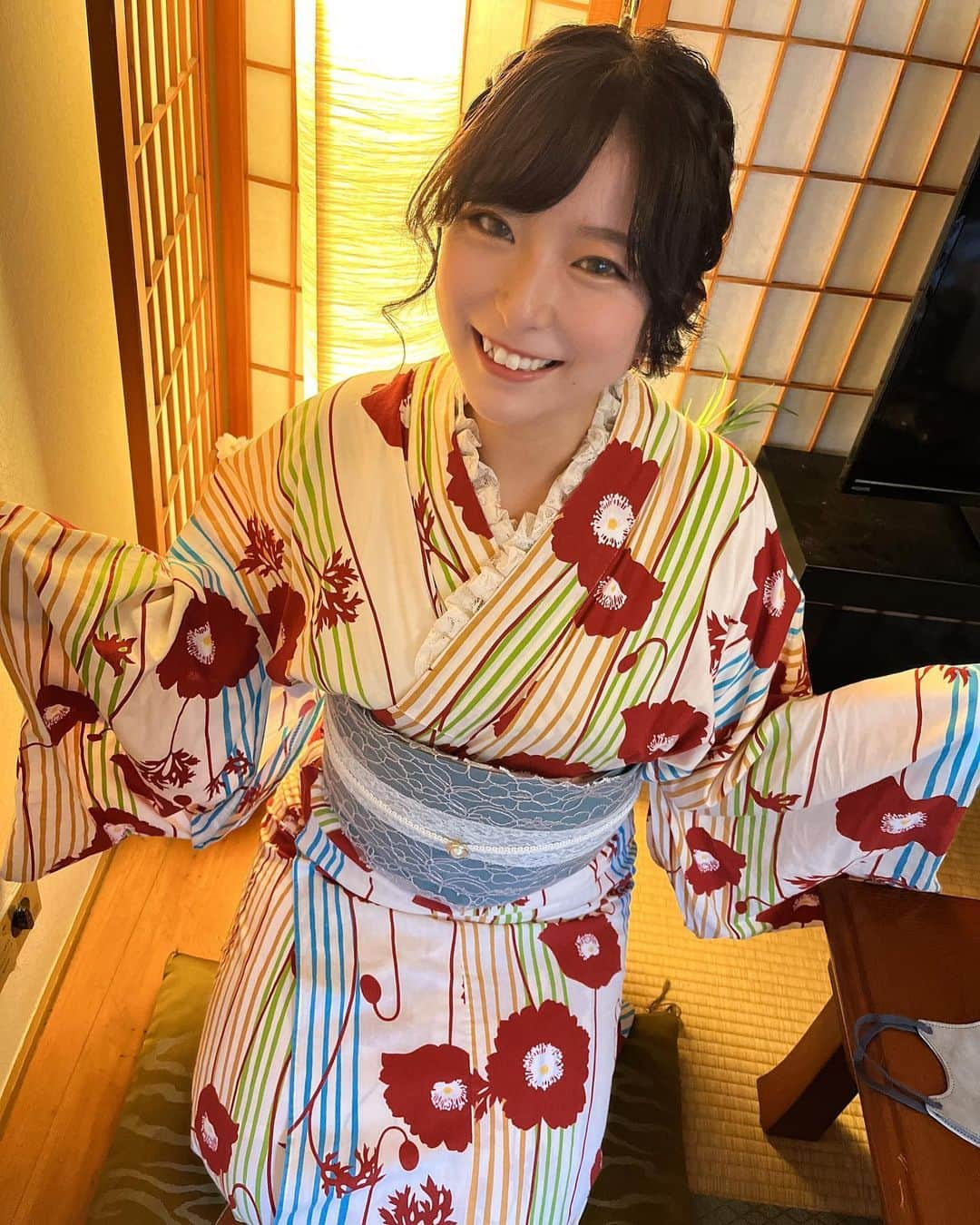 ちぃさんのインスタグラム写真 - (ちぃInstagram)「今年2回目の浴衣👘 今回はレトロ系にした✨ 前回とどっちが良きかな？ 前回浴衣着た時は、ヘアメイクも着付けも自分でして納得いってなかったから今回は全部やってもらった☺️ いつもありがとう😊 また来年も着れるといいな💭   #浴衣  #ゆかた女子  #浴衣ヘアアレンジ  #レトロ  #今年の夏の思い出  #夏祭り  #花火  #線香花火 #夏終わったね」9月21日 21時21分 - skyteam_chii