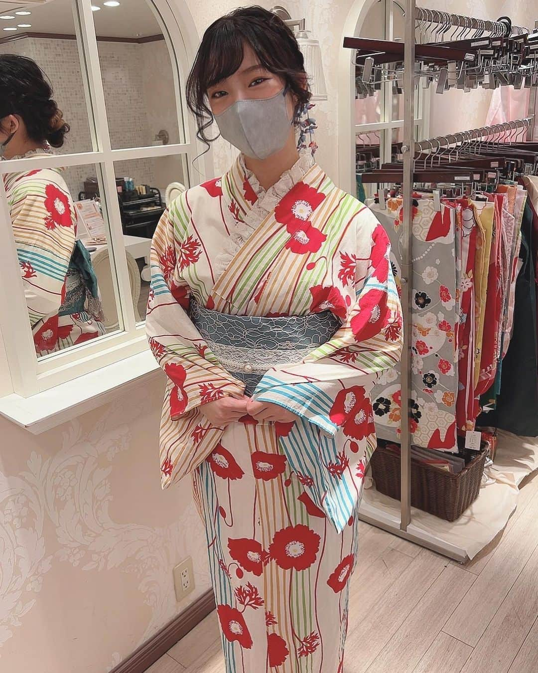 ちぃさんのインスタグラム写真 - (ちぃInstagram)「今年2回目の浴衣👘 今回はレトロ系にした✨ 前回とどっちが良きかな？ 前回浴衣着た時は、ヘアメイクも着付けも自分でして納得いってなかったから今回は全部やってもらった☺️ いつもありがとう😊 また来年も着れるといいな💭   #浴衣  #ゆかた女子  #浴衣ヘアアレンジ  #レトロ  #今年の夏の思い出  #夏祭り  #花火  #線香花火 #夏終わったね」9月21日 21時21分 - skyteam_chii