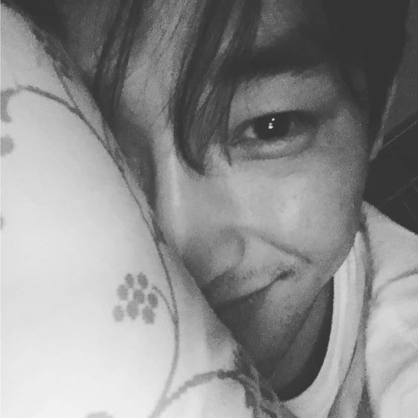 カン・シンヒョのインスタグラム：「촬영가려면 얼른 자야지 good night🌙🌙🌙」