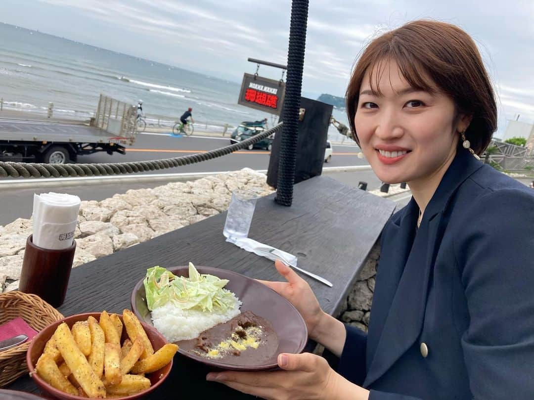 瀬南海はやのインスタグラム：「* 昔から大好きな「珊瑚礁」さん🍛  カレーももちろん最高に美味しいけど、 私のイチオシは…ガーリックポテト！！🍟 定期的に食べたくなる… 中毒性のあるポテトなんです笑  あとビーフサラダも最高🫶🏻🥗  七里ヶ浜方面へ行った際にはぜひ🥰  #珊瑚礁 #モアナマカイ珊瑚礁  #カレー #ガーリックポテト」