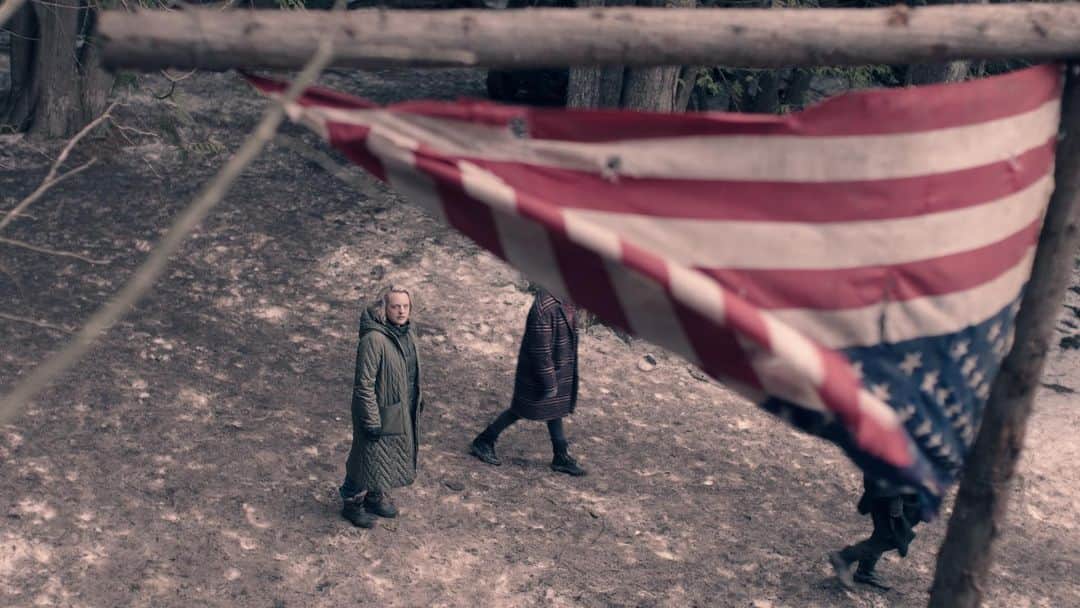 エリザベス・モスのインスタグラム：「🚨Episode 3 “ Border” is now streaming only on @hulu 🚨@handmaidsonhulu directed by @dana_gonzales_asc 📷cinematography by @stuartcampbell 😊」