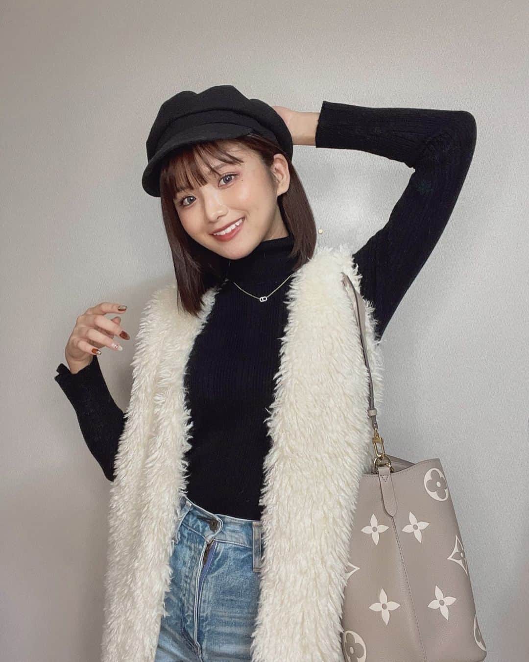 山本ゆうかのインスタグラム：「昨日から寒すぎて｡ﾟ(ﾟ´ω`ﾟ)ﾟ｡！ 皆秋服引っ張り出してきたんちゃうかなwww  これwegoのもこもこアウター🎃✨ 今SHOPLISTで20％オフタイムセール中です！ ストーリーにURL載せるので見てみてねぇ！  #WEGO #ウィゴー #ボリュームファーベスト #韓国ファッション #fuwa2 #fuwa2ベスト  @wego_official @wego_webstore」