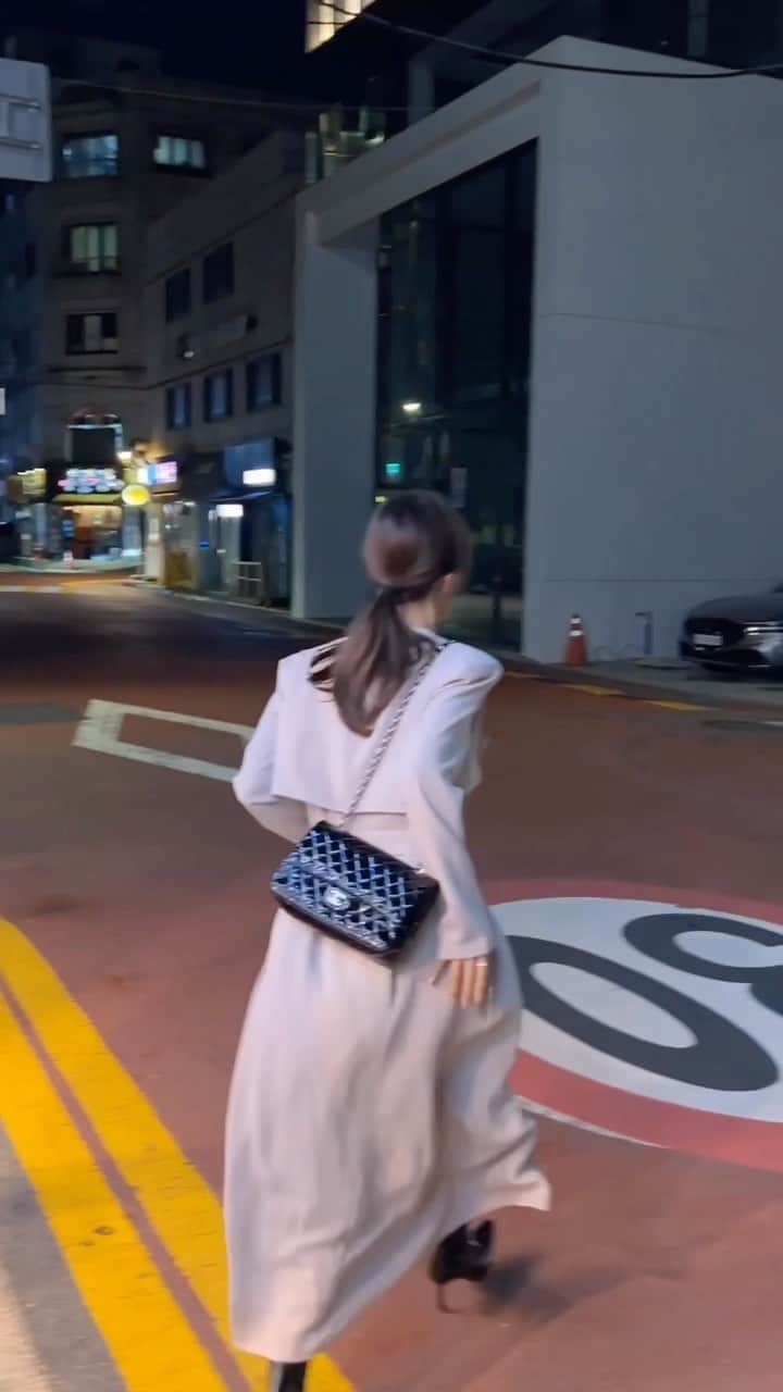 キム・ボラムのインスタグラム：「약속장소 가는 느낌인데  마지막까지 찍으면 우째..도라방스🥲」