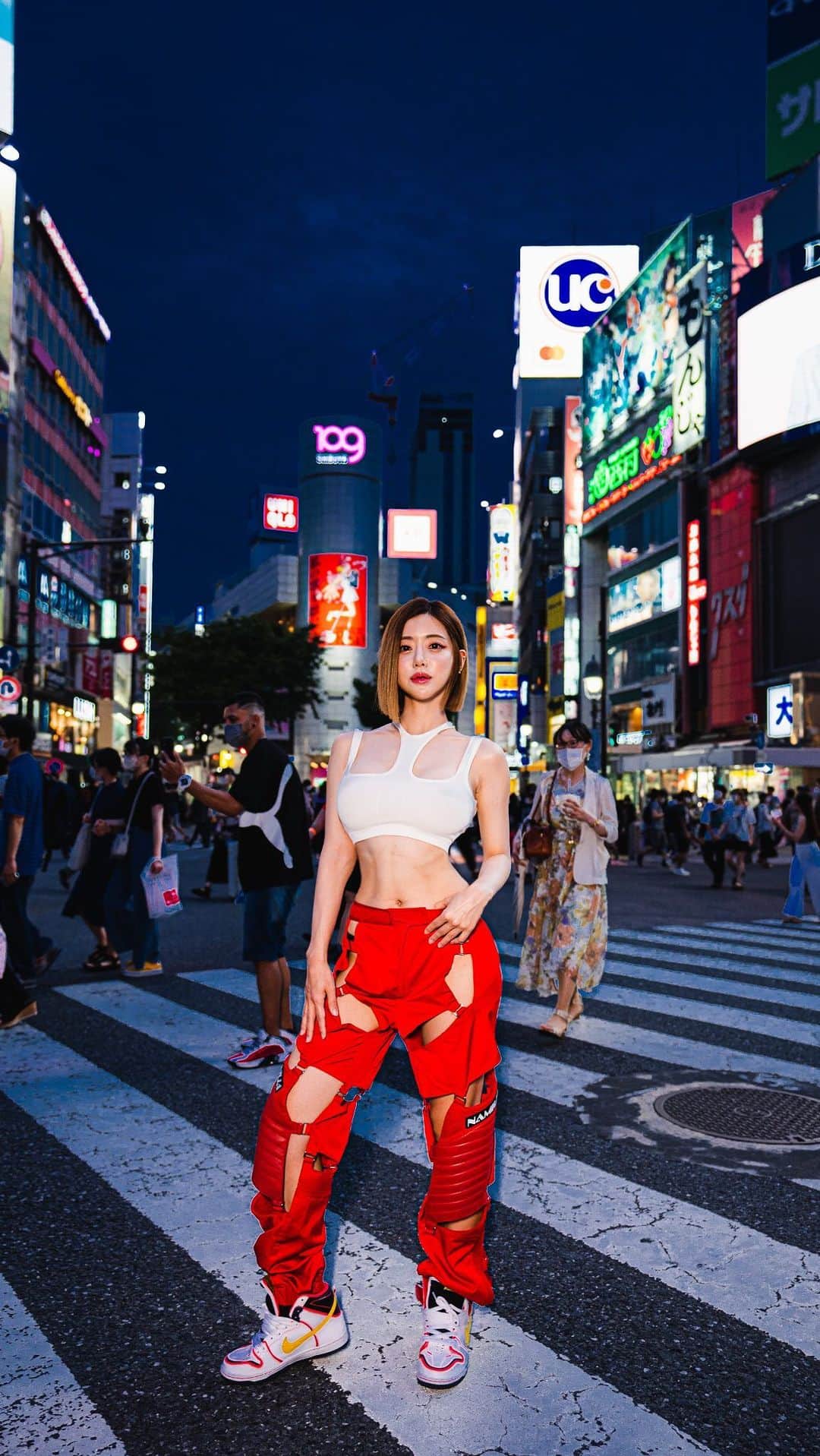 Dj Sodaのインスタグラム：「드디어 도쿄 투어 비디오가 유튜브에 나왔어요!!🌹 Tokyo tour video out now on YouTube❤️‍🔥(LIB)  🖤Directed by @unknownknowns.jp  📹Film Director @ryo.sugimoto_  📷Photographer @kohki83」