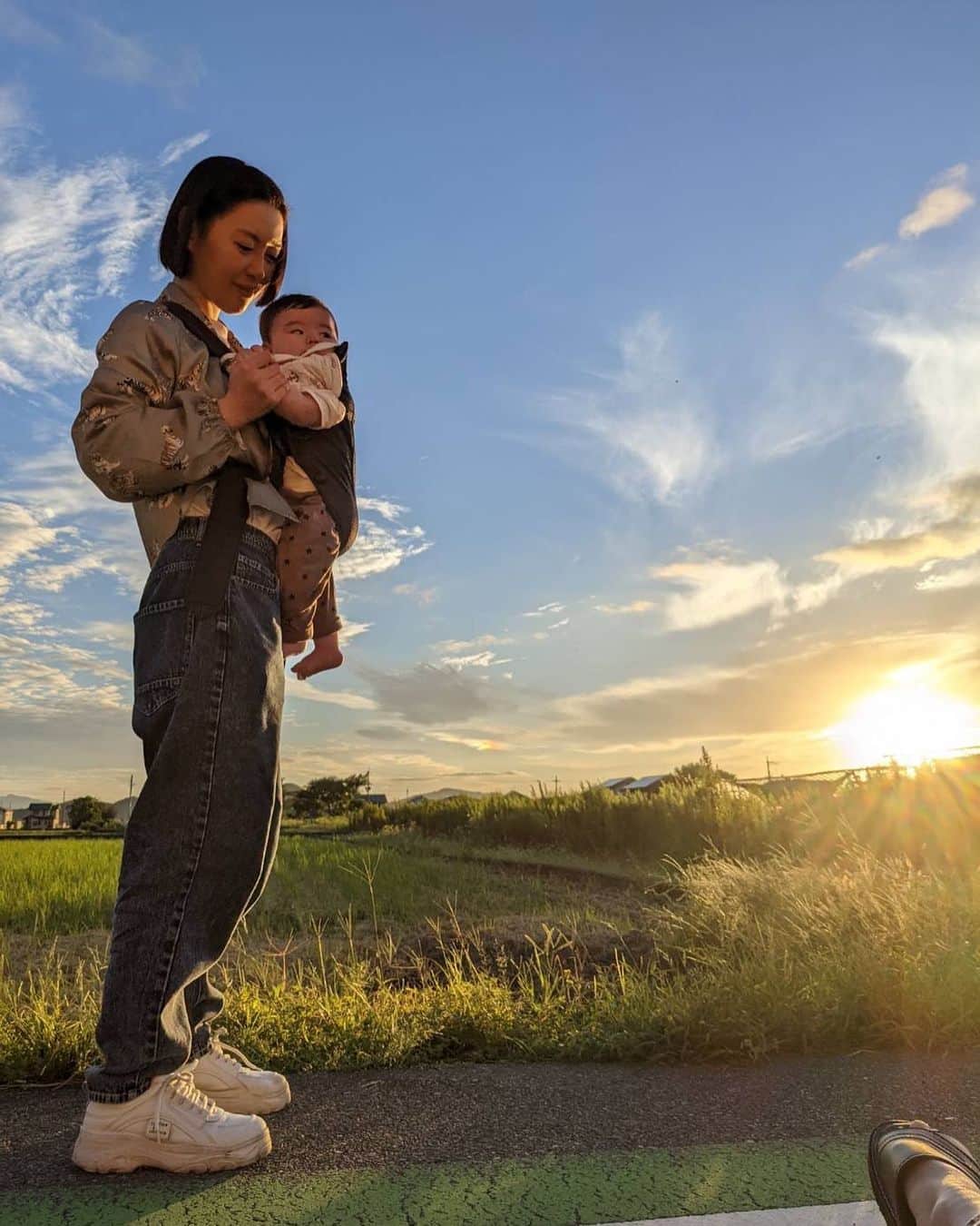 宇都宮まきのインスタグラム：「「夕陽とわたしと僕と右足と」」