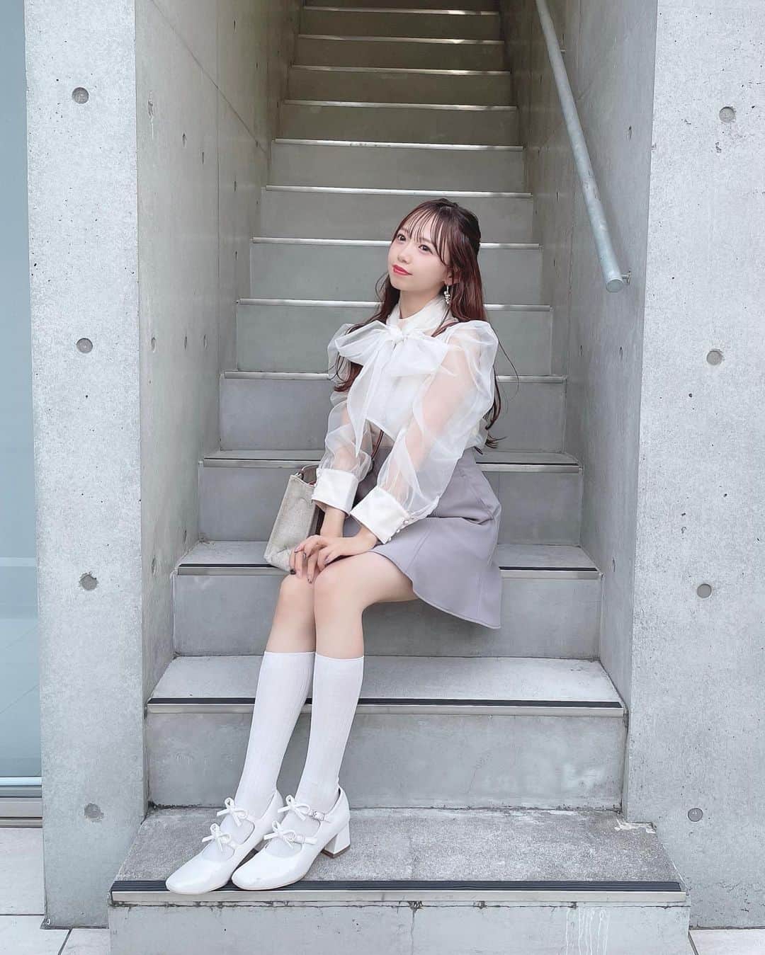 畑美紗起のインスタグラム：「甘いけどどこか大人なお洋服がすき…🍃💓  ミニ履きたくなるんだけど… 似合ってる？👶🏻☁️  (この日はオンライントークの日でした😂)  #fashion #snidel #lilybrown #skirt #coordinate  #秋コーデ #秋服コーデ #snidelコーデ #購入品 #愛用品 #japanesegirl #ootd #ootdfashion #みちゃしふく #コーデ  #スナイデル #ミニスカート #ブラウス #ブラウスコーデ　#ハイソックス」