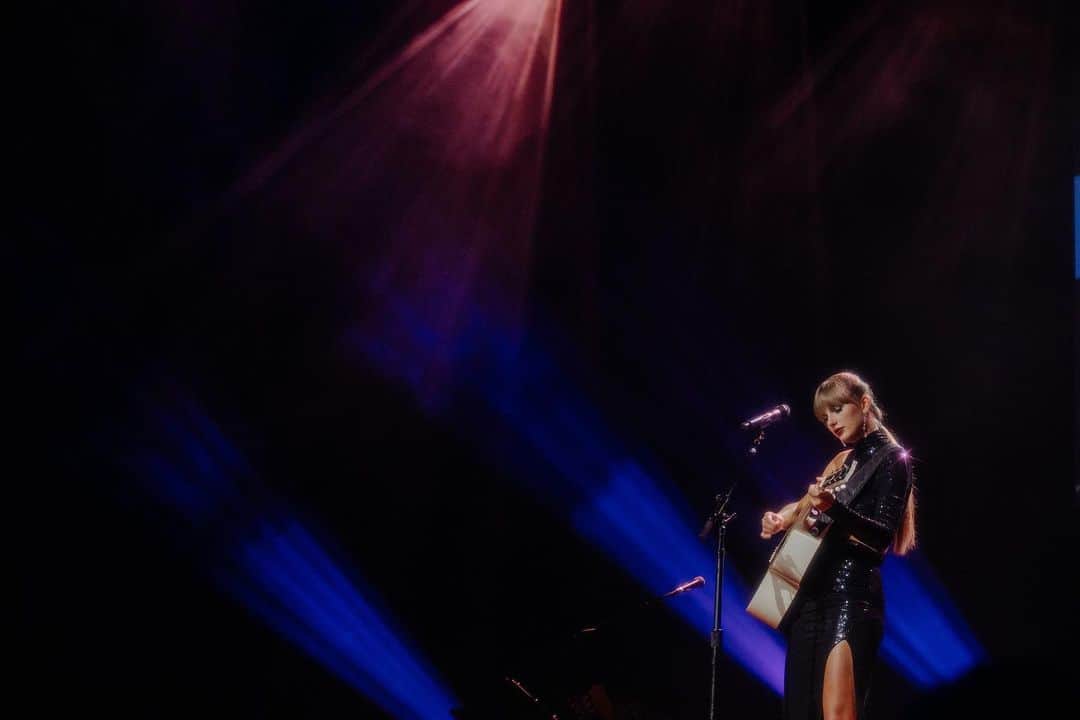 テイラー・スウィフトのインスタグラム：「Wow… it felt great to play in Nashville last night. 🥹 Thank you @nsaiofficial and @theryman, @catherinepowell for taking this photo, and all the fans who showed up and screamed the words to all ten minutes of All Too Well.」