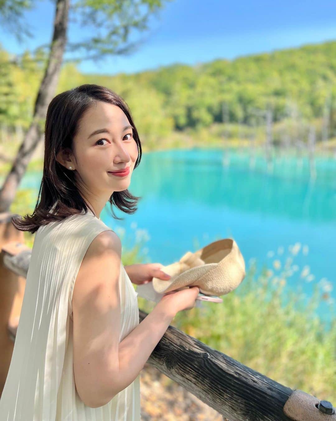 のインスタグラム：「* 少し遅めの夏休みをいただき北海道へ行ってきました✈️  修学旅行ぶりの北海道は、札幌を中心に旭川･美瑛→小樽→ニセコ→洞爺湖→定山渓などを巡りました🚙 しばし旅の記録にお付き合いください✍🏻  まずは、ずっと本物を見てみたかった白金青い池 🫧  この青さすごいですよね…🫢🌿 想像していた以上に綺麗なブルーで ずっと見ていられる美しさでした👏🏻✨  後半は台風の影響で雨の日が多かったのですが 初日は晴天で綺麗な青い池が見れてラッキーでした✌🏻  #白金青い池 #白金青池 #青い池 #青い池美瑛 #美瑛町 #美瑛観光 #北海道旅行 #北海道観光 #北海道観光スポット #北海道旅行✈️ #北海道の自然 #美瑛観光」