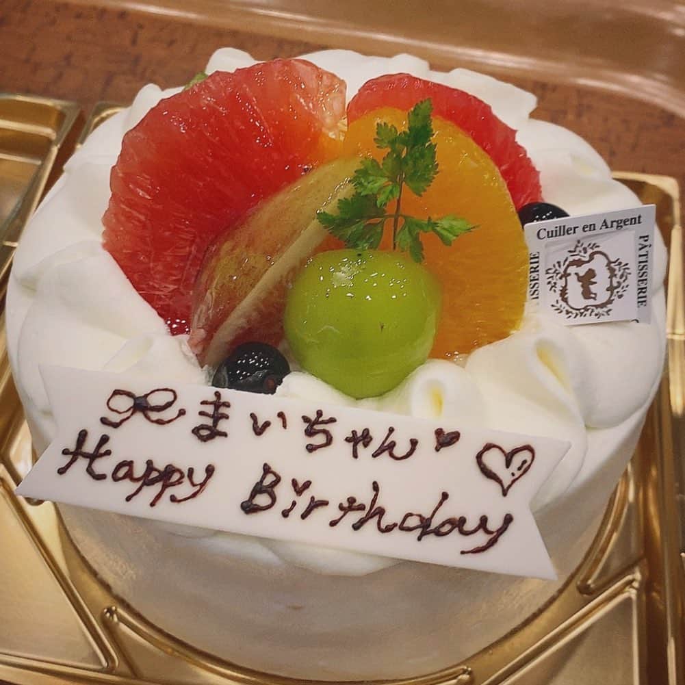 のインスタグラム：「🤍 ⁡ ⁡ 26歳になりました☺︎ こうしてまた一つ歳を重ねられて、幸せな気持ちでいっぱいです😌沢山のお祝いのメッセージもありがとございます。 ⁡ 周りの方々に感謝して、日々楽しんで頑張ります…！ 26歳もどうぞよろしくお願いします💐 ⁡ 2022.9.21」
