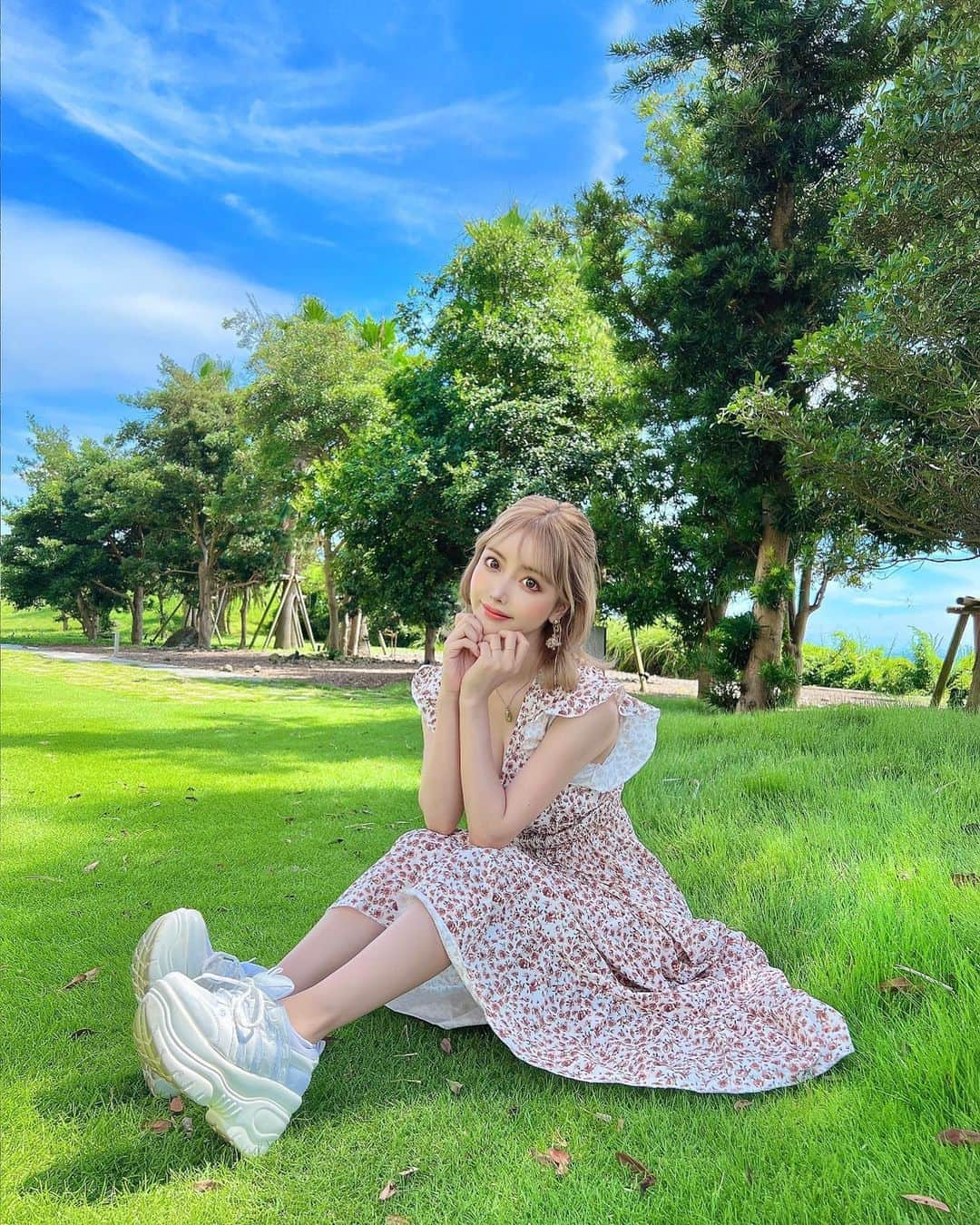 吉川ちえさんのインスタグラム写真 - (吉川ちえInstagram)「【☀️🌳☀️🌳☀️🌳】 . 9月なのに夏っぽい写真撮れた📸笑 ワンピース👗SHEIN✨ スニーカー👟渋谷109のB1にあるcsT&P✨ . 最近もっぱらスニーカーしか履いてない🤣❤️ 甘めの服にもスニーカーあわせてる✌️ ヒール高いサンダル👠履いて顔面強打してから ヒール怖くてあんまり履いてない😱泣 . #Code #codenate #ワンピース #SHEIN #SHEINワンピース」9月22日 1時24分 - yoshikawachie_16