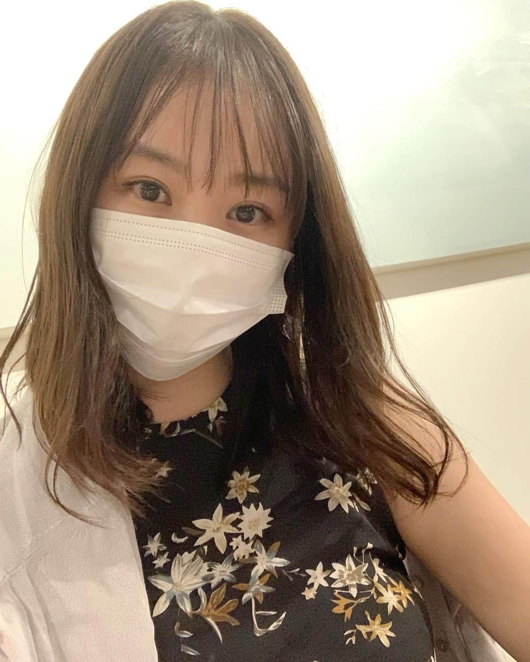 西田麻衣のインスタグラム：「少し更新があいてしまいましたね🎐  台風やらコロナやら  ご心配DM沢山ありがとうございます😊  全く問題ないです🙆‍♂️  コロナに関しては  まあまあ家居ないけど  一回もコロってませんし👌強  免疫も性格と比例するのでしょうか🤭笑  LINELIVEもここ数日出来ていないですが、  またタイミングを見て配信させて下さい❤️‍🔥  #今日のぷりんちゃん🍮 #ぷりんちゃんって年齢じゃないですよね😖 #笑 #夜な夜なネイルデザイン考えてる #のんきなやつ😂」