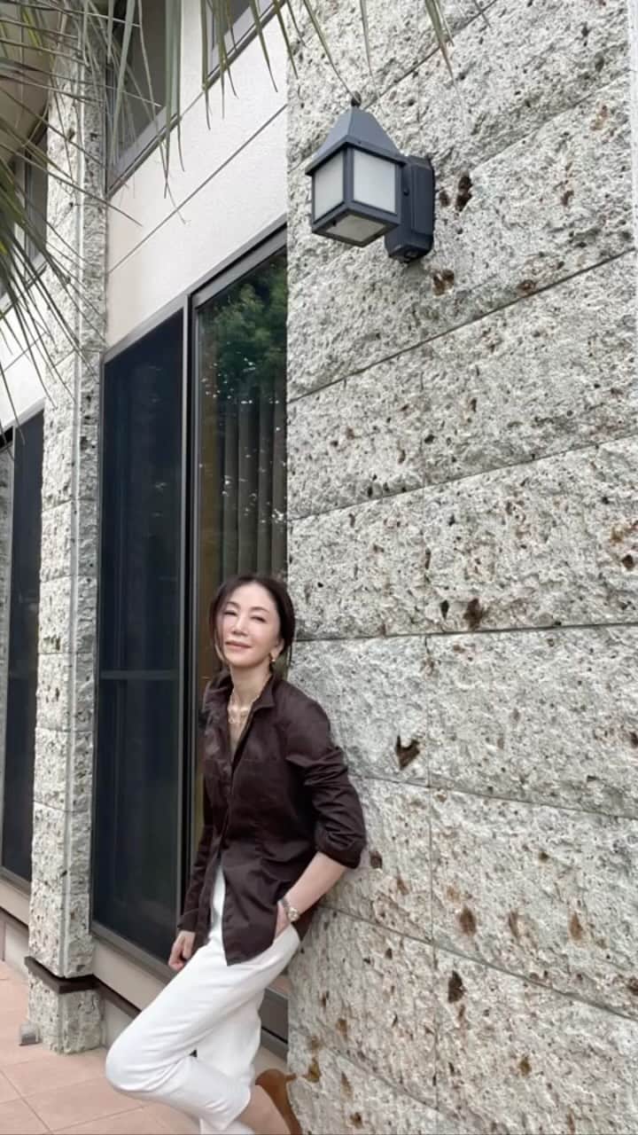 坂村かおるのインスタグラム：「温度差が激しいですね💦 こんな季節、悩まされるのが秋のコーデ💦 ・ 秋だと言うのにまだまだ暑い😵でも秋色一色にしてしまうと重たい感じ‥ そんな、悩みにお薦めなのがブラウン✖️ホワイトコーデ！ ・ これぞ！秋にしか出来ないコーデです！ ・ ゴールド✖️シルバーアクセを使えるのも秋らしい‥💕 ・ ・  いつも「いいね！」を頂きありがとうございます。 皆さんのコメントに元気を貰っています😊  #クィーンオブ美魔女 #team美魔女 #美ST #坂村かおる #トータルビューティーアドバイザー #美しく老いる #バランス #美容 #コスメ #ファッション #今日のコーデ #トータルバランス #お洒落な人と繋がりたい #コスメ好きな人と繋がりたい #美意識高い人と繋がりたい #美魔女 #美魔女が変わる #アップデートしてる人と繋がりたい #自分らしくアップデート #秋コーデ #ブラウン×ホワイトコーデ #秋のコーデに合わせて」