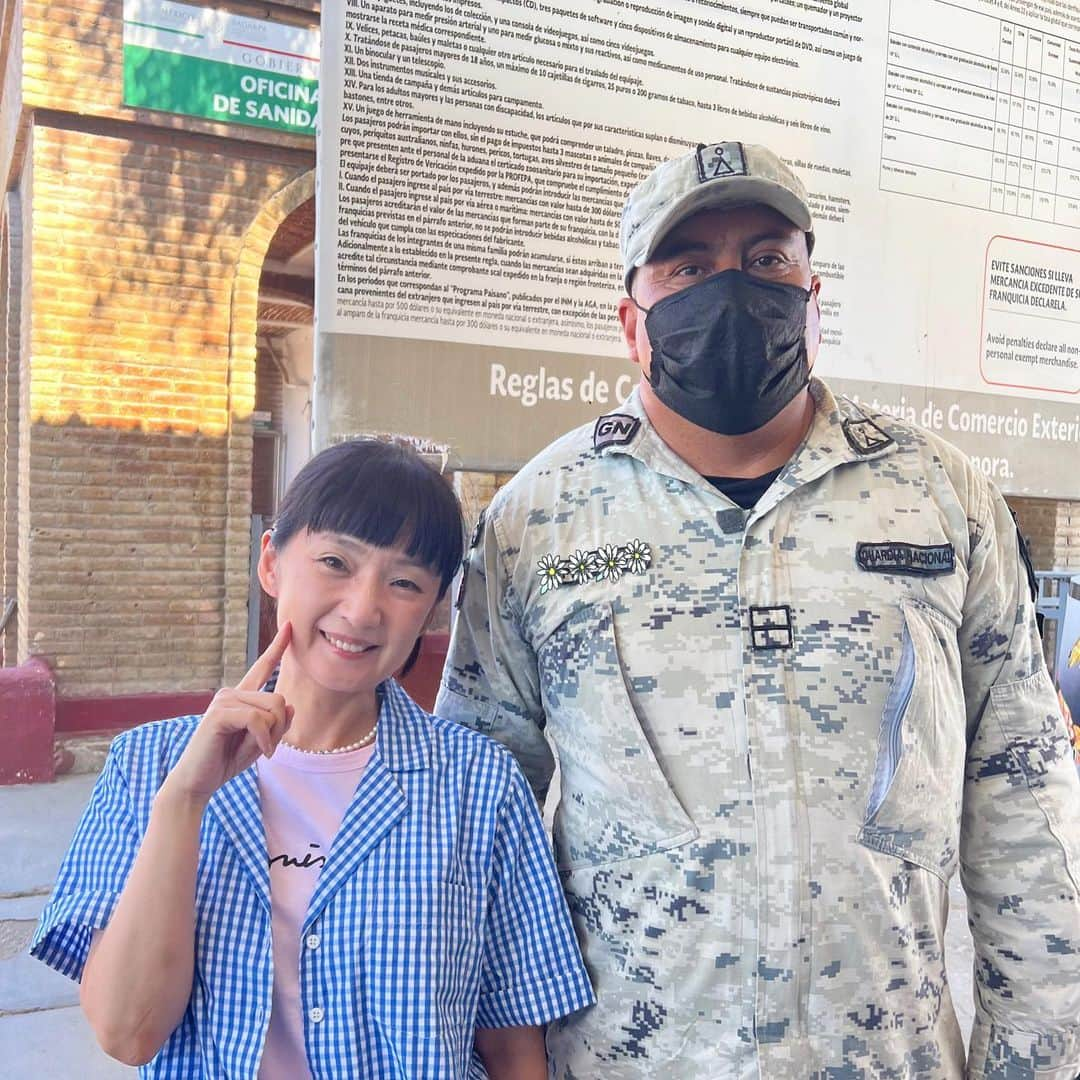 千秋さんのインスタグラム写真 - (千秋Instagram)「メキシコ国境をなんとか無事に越えられました！ 厳しかった国境警備隊の方と📸  陸路で国境を越えるなんて、島国の日本では絶対に経験できない。 しかも一度やってみたかった「アメリカ→メキシコへの車での国境越え」。 ロードムービー好きにはたまらないシュチュエーション🙌🏻 本当に貴重な体験が出来ました。 ネバダ観光のこのツアーならではかと思います。 映画好きにも超オススメ。  ドキドキ、簡単ではなかったメキシコ国境越えの様子はYouTubeで🤫㊙️ そこの国境警備隊曰く、コロナになってからのここ数年で、日本人が通ったのは初めてだったみたい。物凄く珍しがられました。  #メキシコ #mexico #メキシコ旅行 #メキシコ国境 #Mexico国境越え #ネバダ観光 #千秋旅日記」9月22日 12時47分 - chiaki77777