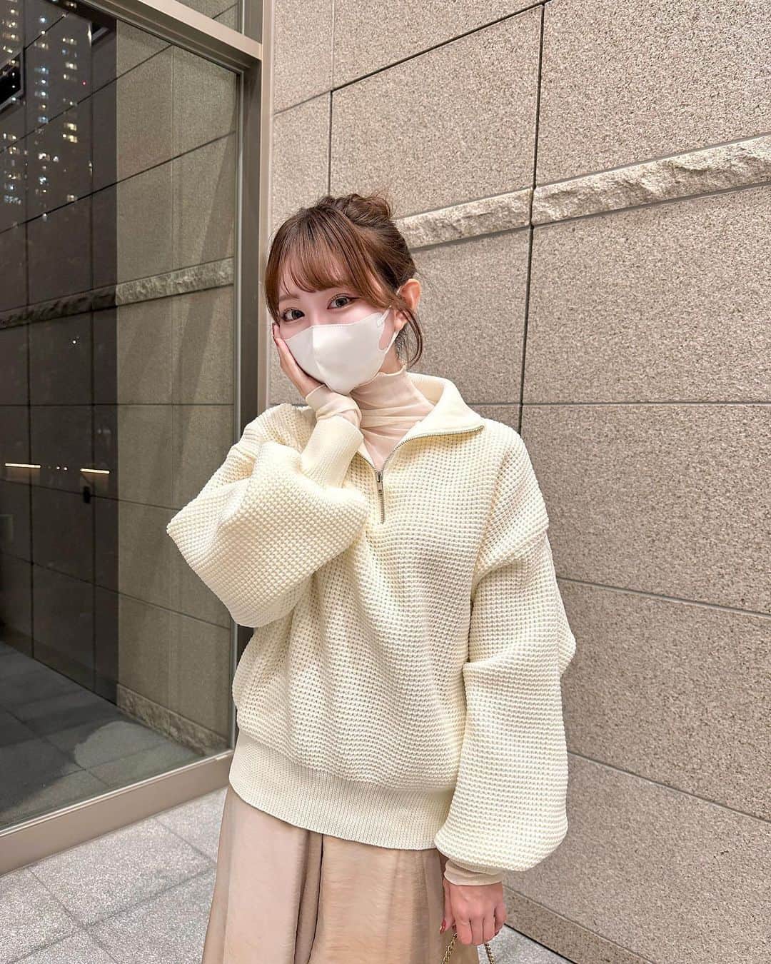 のインスタグラム：「😶‍🌫️🤍 ⁡ トレンドのハーフジップのニットに フレアスカートを合わせて 髪型もお団子にしたラフなコーデ🫰🏻 ⁡ ニットは軽くて着心地めちゃ良いです✨ ⁡ 男女兼用なので お揃いコーデにもおすすめ👫🏻🤍 ⁡ ⁡ knit @classicalelf_official size M / off white skirt #TONAL bag #GRL ⁡ ⁡ #プチプラ #プチプラコーデ #秋服コーデ #uniqlo #クラシカルエルフ #classicalelf #エルフコーデ  #java #ジャバ #タイアップ #gu #zara #ユニクロ  #ジーユー #ザラ #zozo #zozotown #zozotown購入品  #ハーフジップ #ワッフルニット #オーバーサイズ」