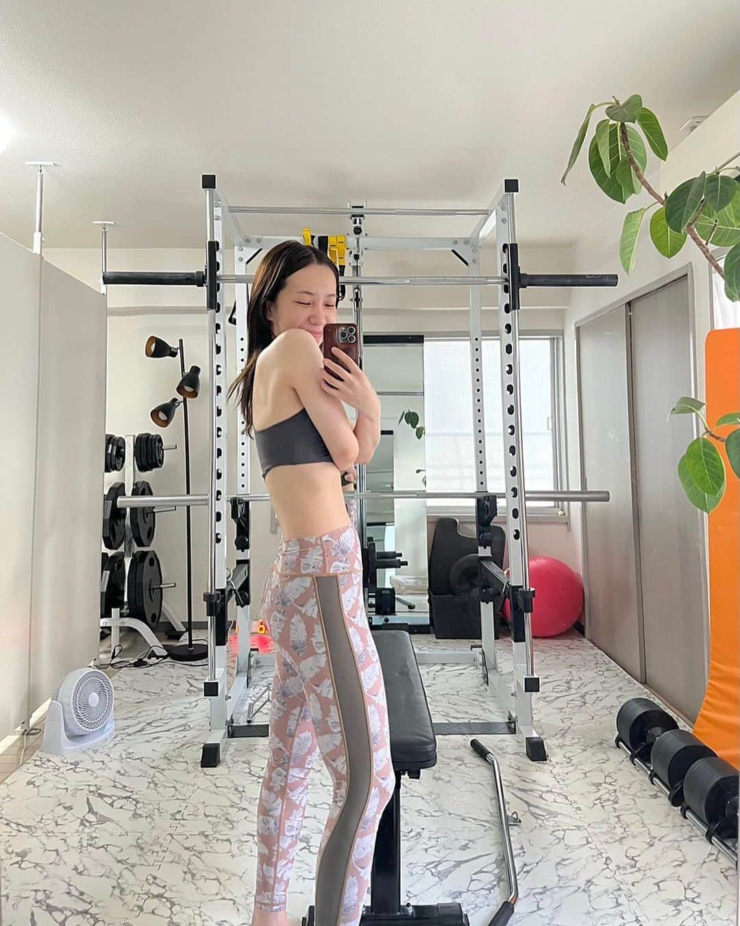 蔭山浩美のインスタグラム：「気づけばワークアウトを始めて2年が経ちました👏🏻👏🏻👏🏻  わたしがワークアウトと出逢えたのは @asucataira のお陰です😊  こんなに定期的に自らの意思で足を運んで身体を動かすようになったのは、バレーボール部時代、養成所でダンスレッスンをしていたぶりなので、大人になってからは初めてだと思います。（あ、ヨガは少しやっていましたね、、笑）  トレーニングをするようになってからは自然と口にするものが気になり、食について以前より考えるようになった。  そして、落ち込むことがあっても身体を動かせば心が晴れることも知りました。あとは、落ち込みそうになったら身体を動かせば、落ち込み阻止もできるようになった。笑  健やかになり、豊かになり、 穏やかになる🌿  心と身体の繋がりを改めて感じます。  特にナーバスになりやすい方は、それだけ繊細で優しい心を持っているということだから、無理に自分を責めたり頑張ろうとせず、自分をコントロールする手段として定期的にトレーニングをする時間を取り入れてみてもいいかもしれません、、！これは男女問わずです。  調子がいいときは筋トレをする。 調子が悪いときも筋トレをする。  ＝パフォーマンスが向上する！  自分の経験を通して、ワークアウトの魔法ってすごく偉大だなと感じてます。 なんだか、不思議なんですけど、顔も変わります🌝  わたしが2年間お世話になっている @personalgymenbody が期間限定でモニターを募集しているそうなので興味がある方は一度体験に行ってみてください☺︎  それでは、今日も皆さんの一日が、いっぱい笑える一日でありますように🙏🏻🙏🏻🙏🏻💖🌍  #ワークアウト #トレーニング #パーソナルトレーニング #筋トレ」