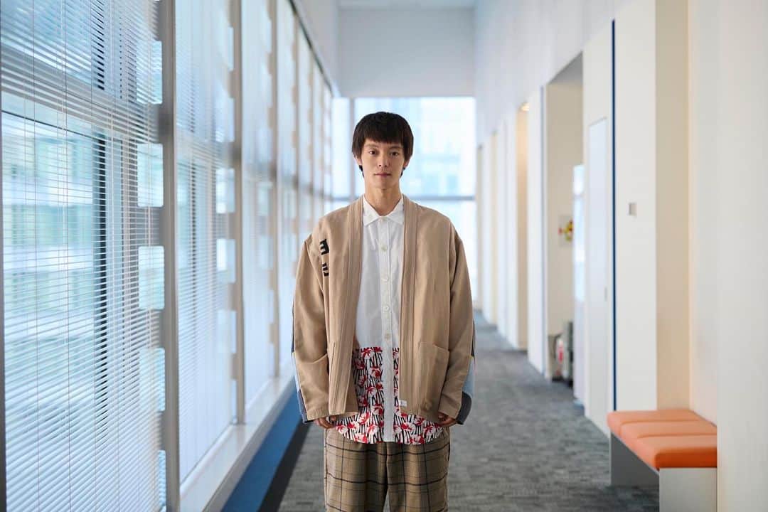 のインスタグラム：「#ノンレムの窓 2022・秋🍁  1本目は #窪田正孝 さん主演の「未来から来た男」👍  3年前にタイムリープして一躍時の人となるサラリーマンを演じます✨  #柄本時生 さん、#味方良介 さん、#石井亮次 さんら豪華キャストも出演します👏  10/9(日)10:30〜放送！  窪田さんコメント📝 「バカリズムさん作品にはいつか出演したいと思っていたので、今回念願が叶って嬉しかったです」 コメント全文・詳しいストーリーは公式HPへ🏃」